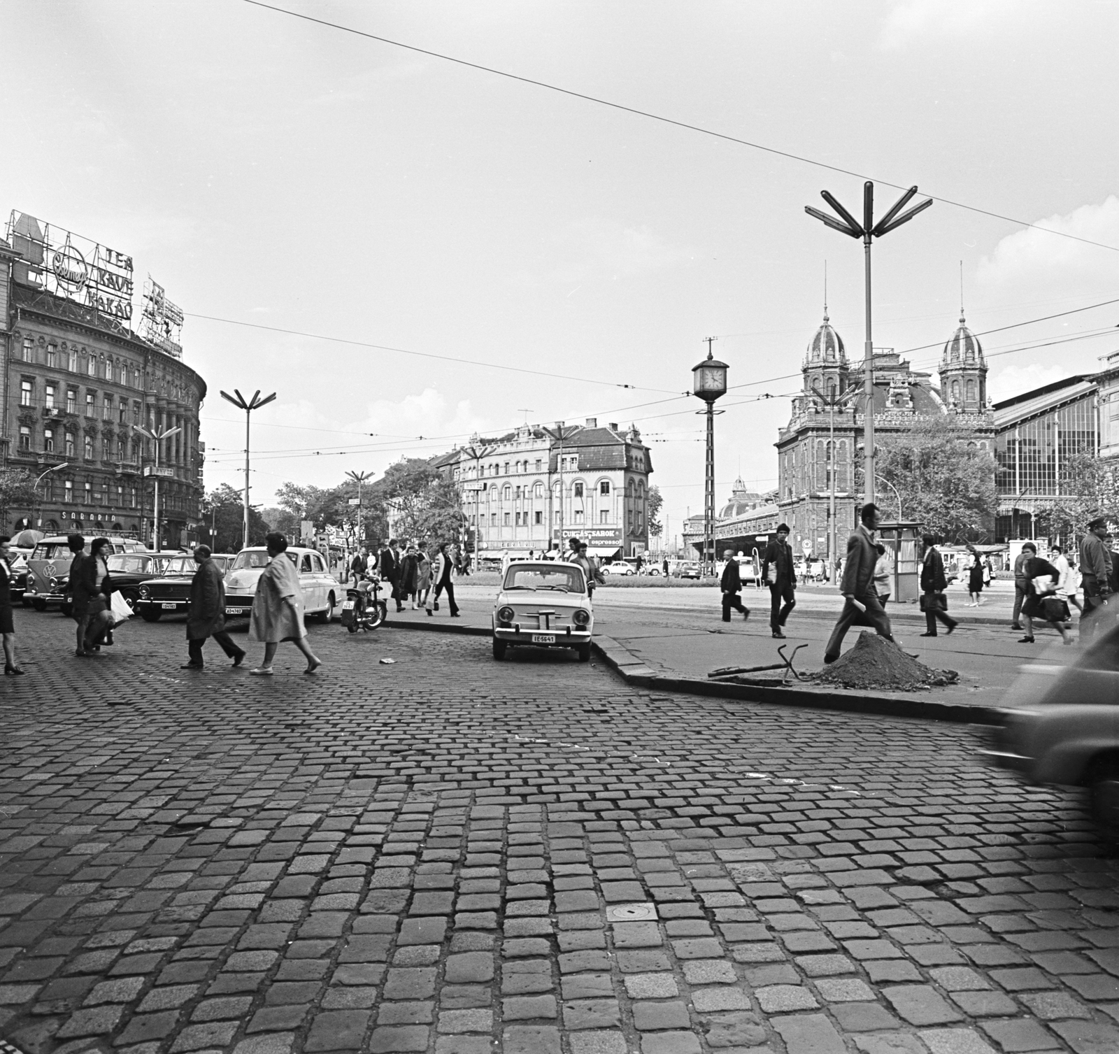 Magyarország, Budapest V.,Budapest VI.,Budapest XIII., Nyugati (Marx) tér, szemben a Váci út és a Westend-ház, jobbra a Nyugati pályaudvar., 1972, FŐMTERV, Domonkos Endre, Budapest, Fortepan #253155