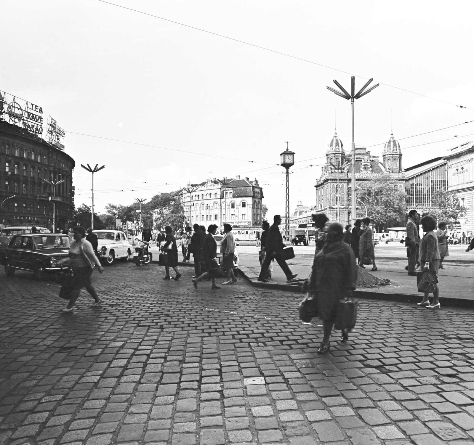 Magyarország, Budapest V.,Budapest VI.,Budapest XIII., Nyugati (Marx) tér, szemben a Váci út és a Westend-ház, jobbra a Nyugati pályaudvar., 1972, FŐMTERV, Domonkos Endre, Budapest, Fortepan #253156