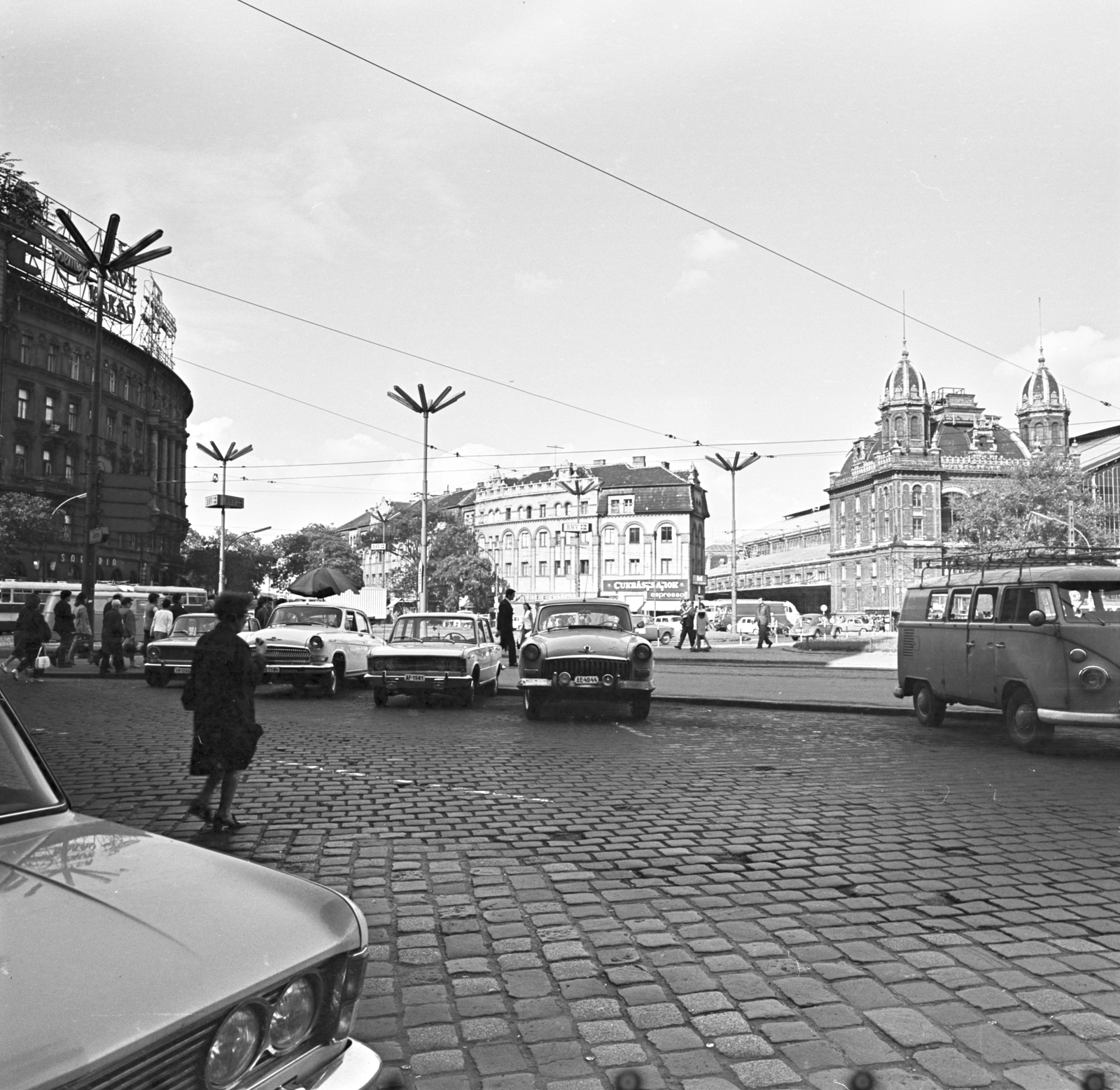 Hungary, Budapest V.,Budapest VI.,Budapest XIII., Nyugati (Marx) tér, szemben a Váci út és a Westend-ház, jobbra a Nyugati pályaudvar., 1972, FŐMTERV, Budapest, Fortepan #253157