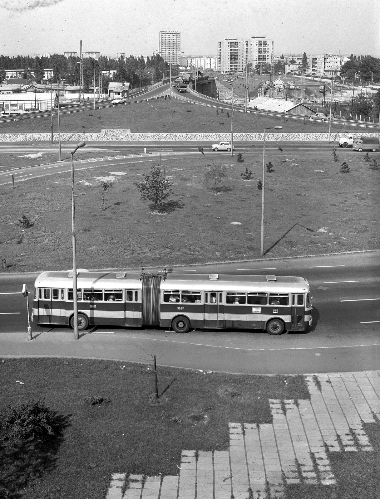 Magyarország, Budapest XIV., Mexikói út, háttérben a Kacsóh Pongrác úti felüljáró és az Amerikai útnál álló toronyházak., 1972, FŐMTERV, Domonkos Endre, Budapest, Fortepan #253165