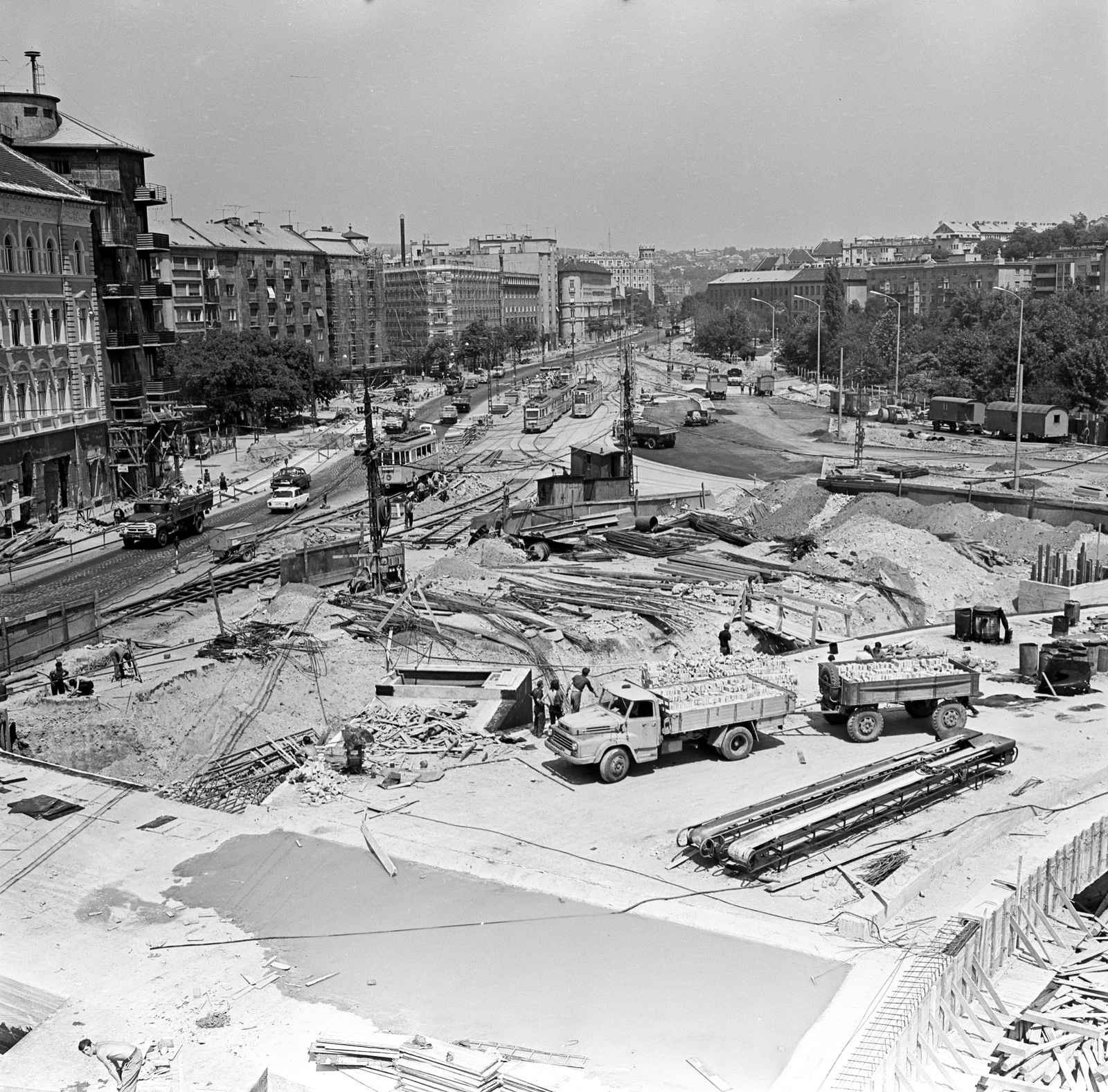 Magyarország, Budapest I.,Budapest XII., aluljáró rendszer építése a Déli pályaudvar előtt, balra az Alkotás utca, szemben a Krisztina körút., 1972, FŐMTERV, Domonkos Endre, Budapest, Fortepan #253166