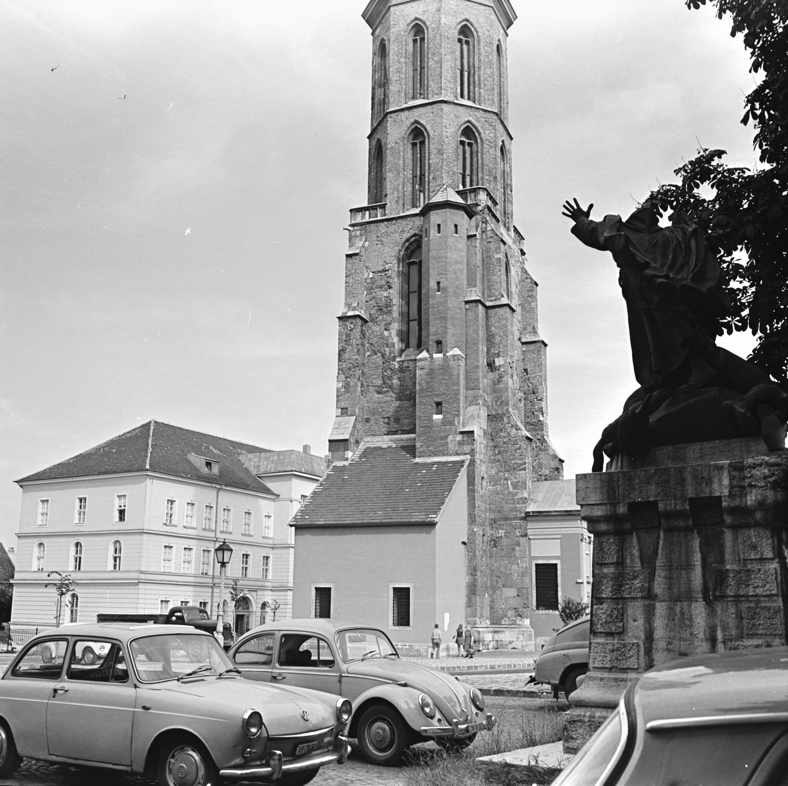 Magyarország, budai Vár, Budapest I., Kapisztrán tér, szemben a Mária Magdolna-templom tornya. Jobbra Kapisztrán Szent János szobra (Damkó József, 1922.)., 1972, FŐMTERV, Domonkos Endre, Budapest, Fortepan #253167