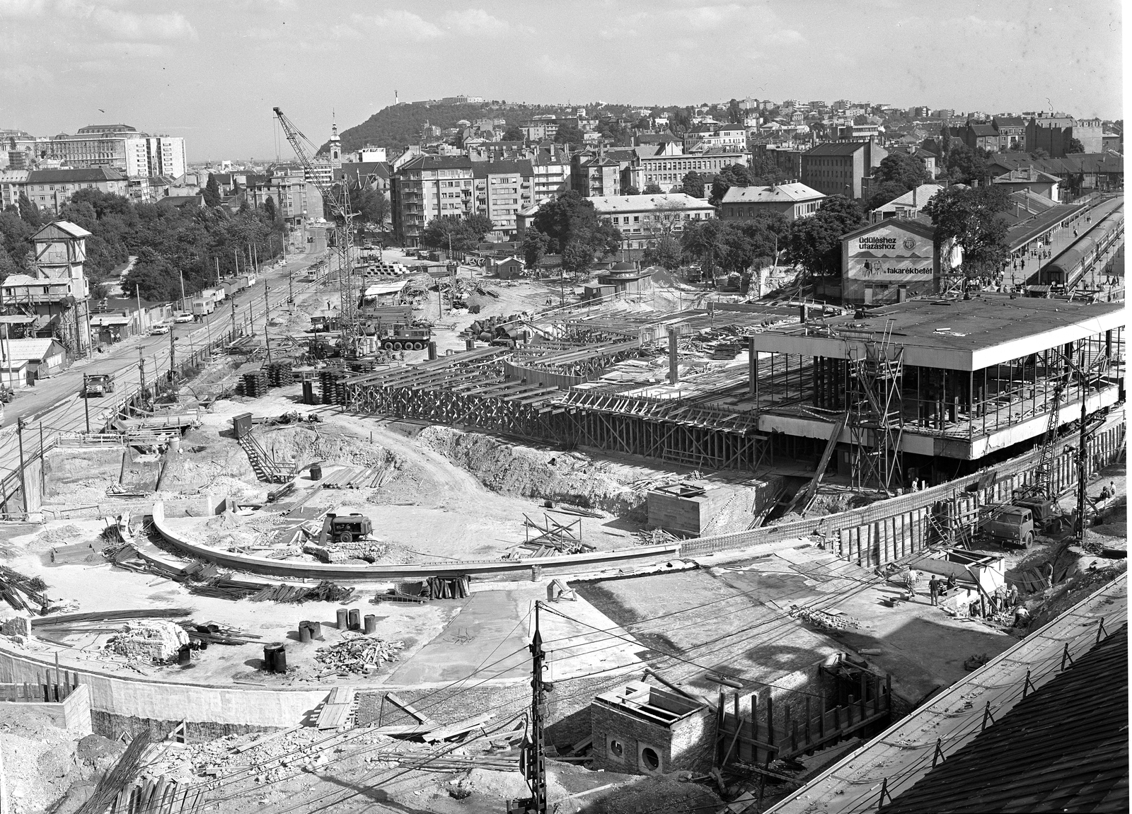 Magyarország, Budapest I., rálátás a Krisztina körút - Alkotás utca kereszteződésére és az átépítés alatt álló Déli pályaudvarra az Alkotás utca 1-es számú házról. Balra a metróépítés területe., 1972, FŐMTERV, Domonkos Endre, Budapest, Fortepan #253173