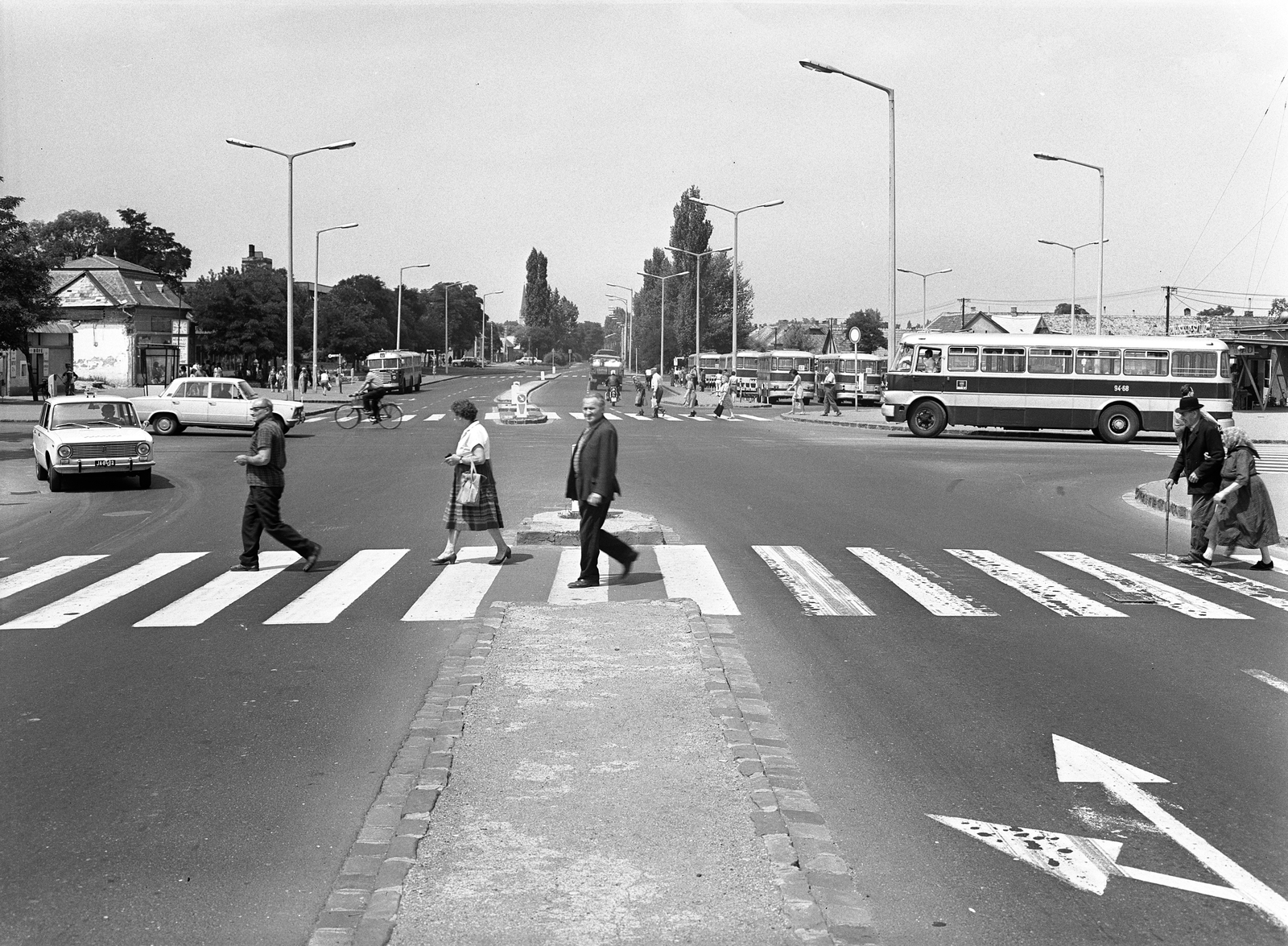 Magyarország, Budapest XVII., Pesti út, középen a Ferihegyi út kereszteződése, mögötte jobbra a Fő tér (Rákoskeresztúr városközpont autóbusz-végállomás)., 1972, FŐMTERV, Domonkos Endre, autóbusz, Budapest, gyalogátkelő, Fortepan #253177