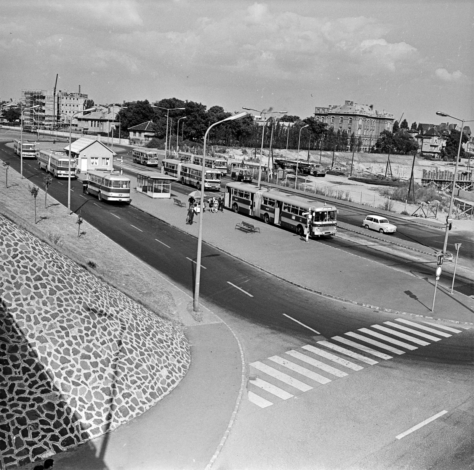 Magyarország, Budapest XIV., autóbusz-végállomás a Horváth Boldizsár (Kelen József) utcánál. A felvétel a Millenniumi Földalatti Vasút útvonalának meghosszabbításakor készült. Jobbra a Mexikói úti végállomás és járműtelep építkezése., 1972, FŐMTERV, Domonkos Endre, Budapest, Fortepan #253180