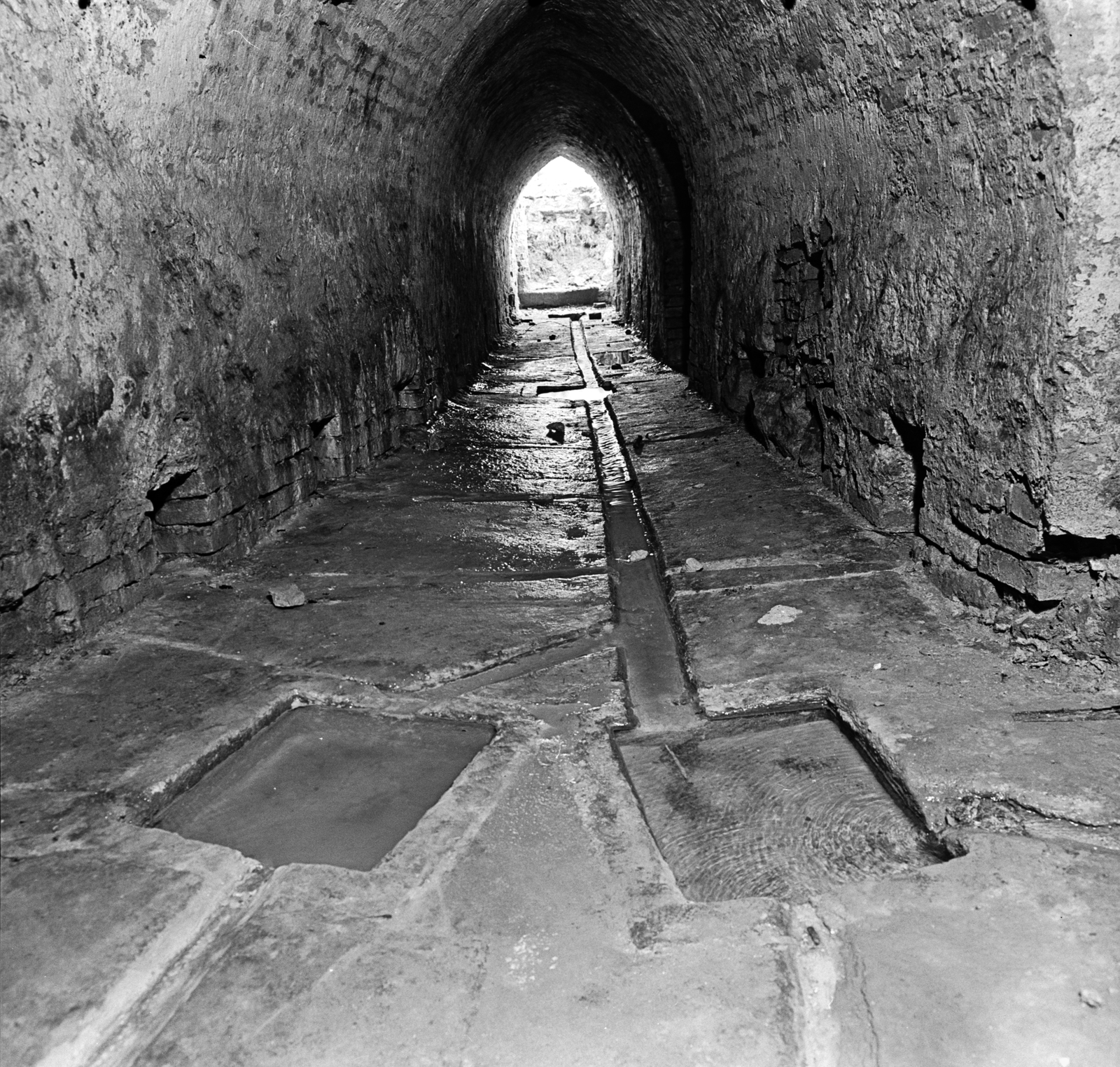Magyarország, Budapest XII., Devecseri Gábor park (ekkor névtelen tér), a Város-kút gótikus forrásfolyosója., 1972, FŐMTERV, Domonkos Endre, Budapest, Fortepan #253186