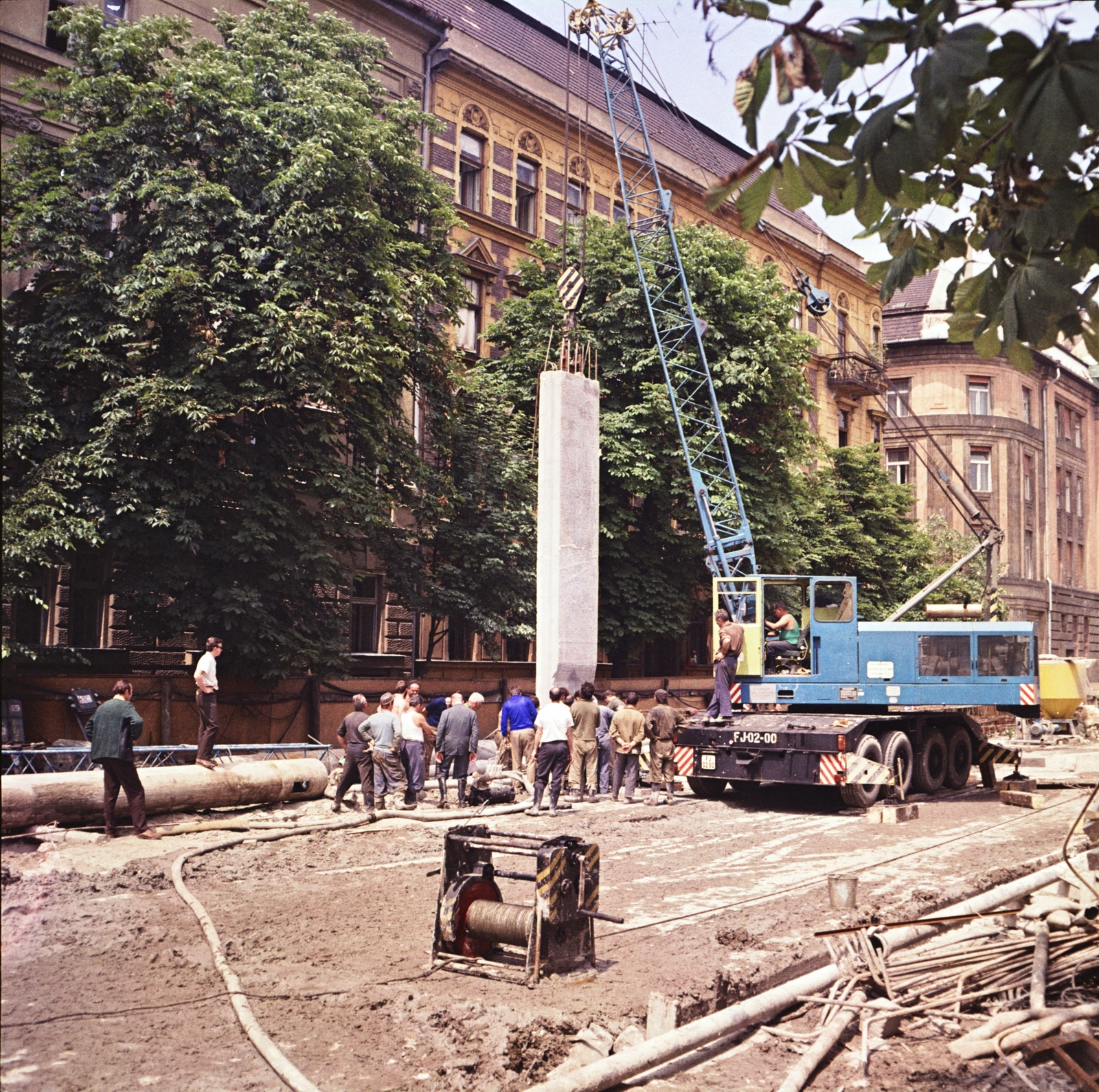 Magyarország, Budapest II., Bem rakpart a Kacsa utca - Ganz utca közötti szakaszon. Résfal készítése a szentendrei HÉV Batthyány térre történő bevezetésekor., 1972, FŐMTERV, Domonkos Endre, Budapest, Fortepan #253187