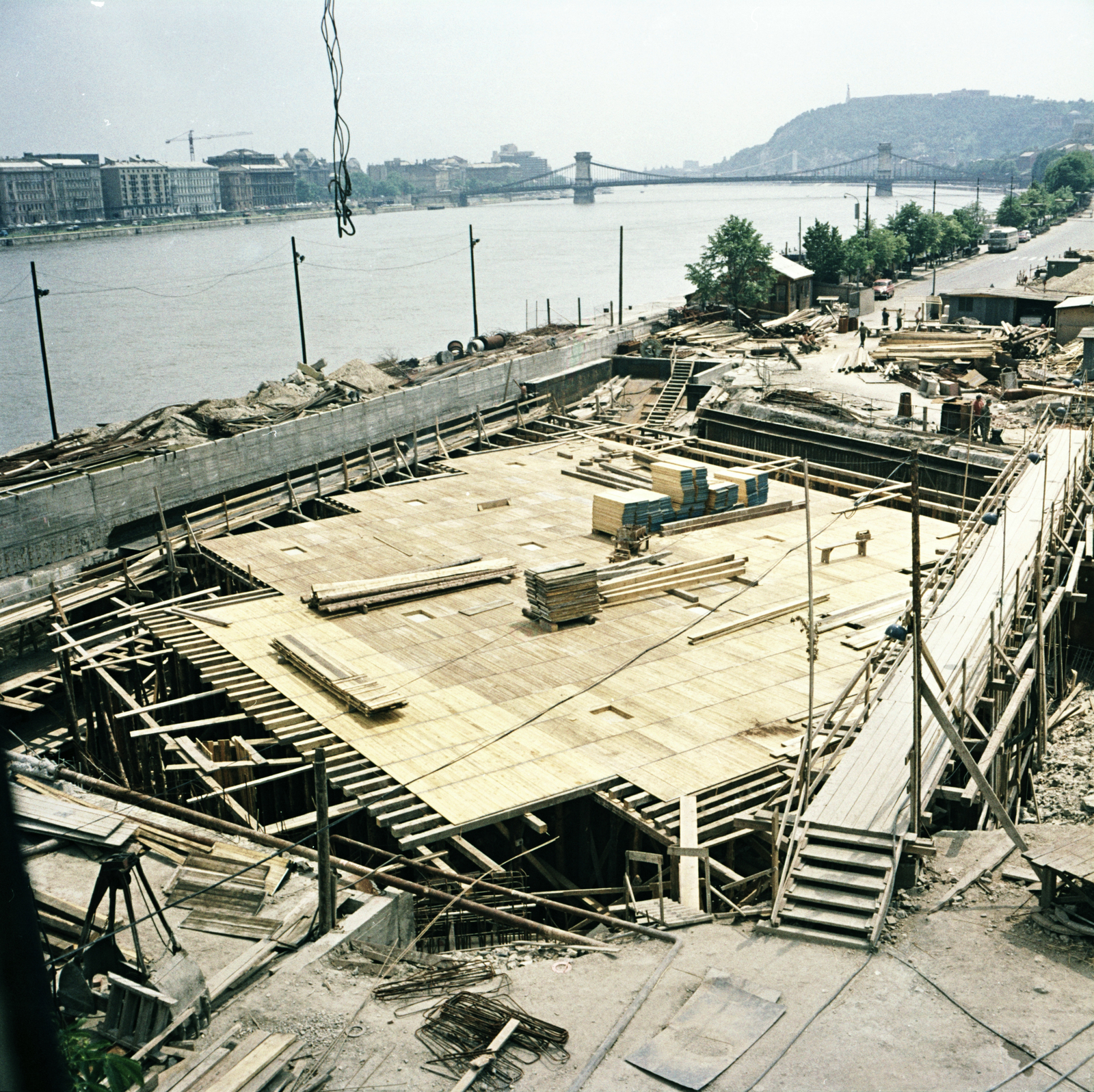 Hungary, Budapest I., Batthyány tér, az aluljáró és a HÉV végállomás építési területe, távolabb a Széchenyi Lánchíd és a Gellért-hegy., 1972, FŐMTERV, Budapest, Fortepan #253188