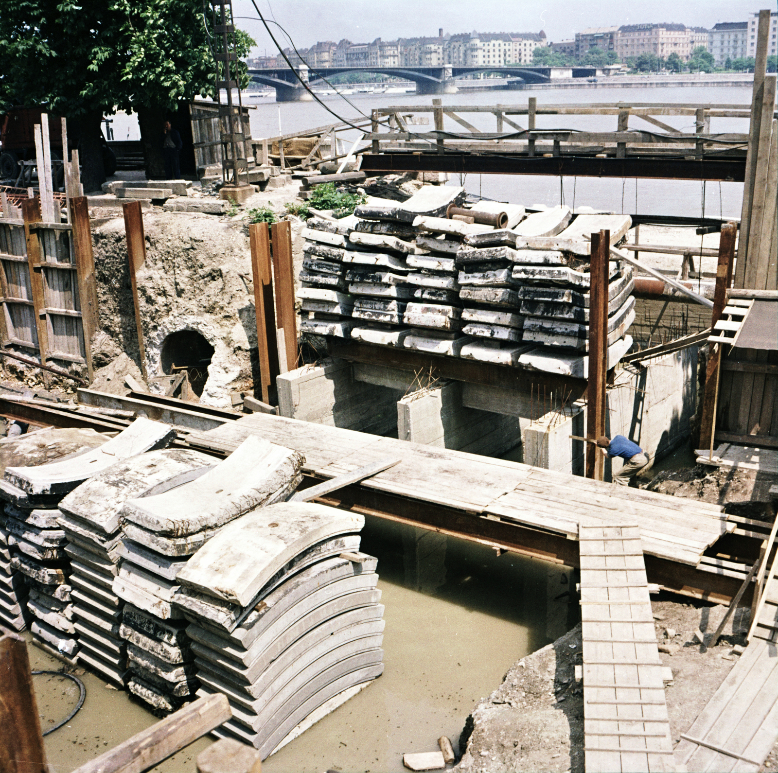 Magyarország, Budapest II.,Budapest V.,Budapest XIII., Bem rakpart a szentendrei HÉV Batthyány térre történő bevezetésekor, háttérben a Margit híd és a Jászai Mari téri épületek láthatók., 1972, FŐMTERV, Domonkos Endre, Budapest, Fortepan #253190