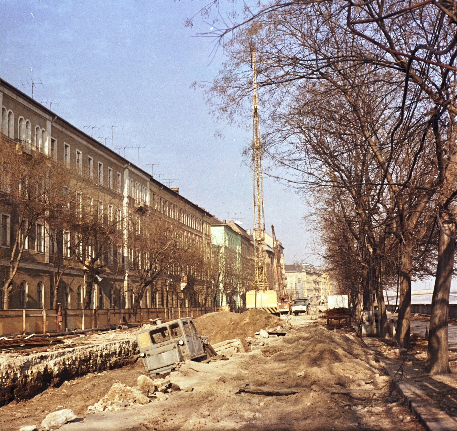 Magyarország, Budapest II., Bem rakpart, résfal készítése a Vitéz utca - Bem József tér közötti szakaszon a szentendrei HÉV Batthyány térre történő bevezetésekor., 1972, FŐMTERV, Domonkos Endre, Budapest, Fortepan #253191
