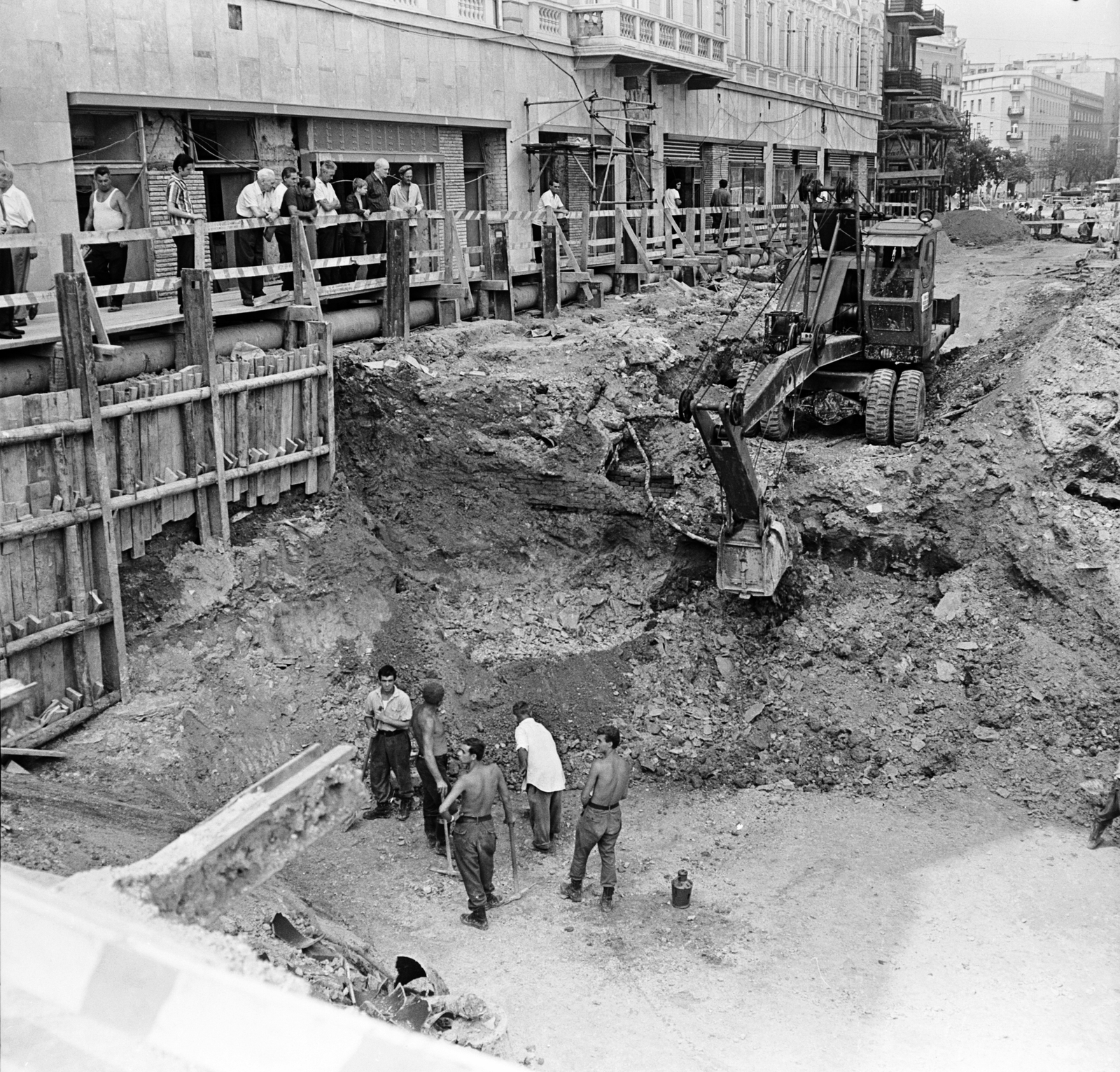 Magyarország, Budapest XII., Alkotás utca, a Déli pályaudvarhoz vezető aluljáró rámpájának építése az 1/a számú ház előtt., 1972, FŐMTERV, Domonkos Endre, Budapest, Fortepan #253193