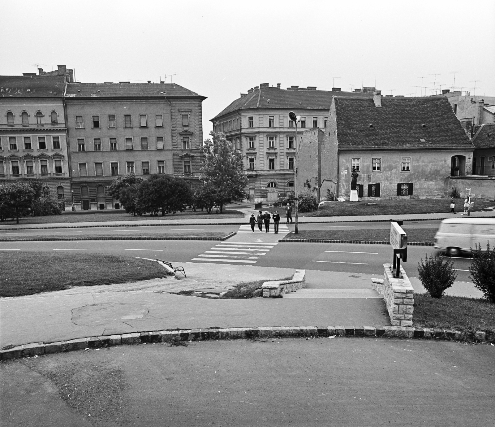 Magyarország, Tabán, Budapest I., a Váralja utca torkolata az Apród utca és mögötte a Döbrentei utca felé nézve, jobbra a Virág Benedek-ház., 1972, FŐMTERV, Domonkos Endre, Budapest, gyalogátkelő, Fortepan #253195