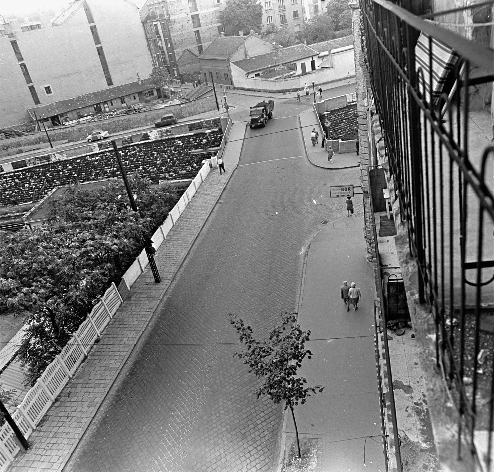 Magyarország, Budapest XII., kilátás a Márvány utca - Győri út sarkán álló házból a déli vasút feletti híd felé., 1972, FŐMTERV, Domonkos Endre, Budapest, Fortepan #253196