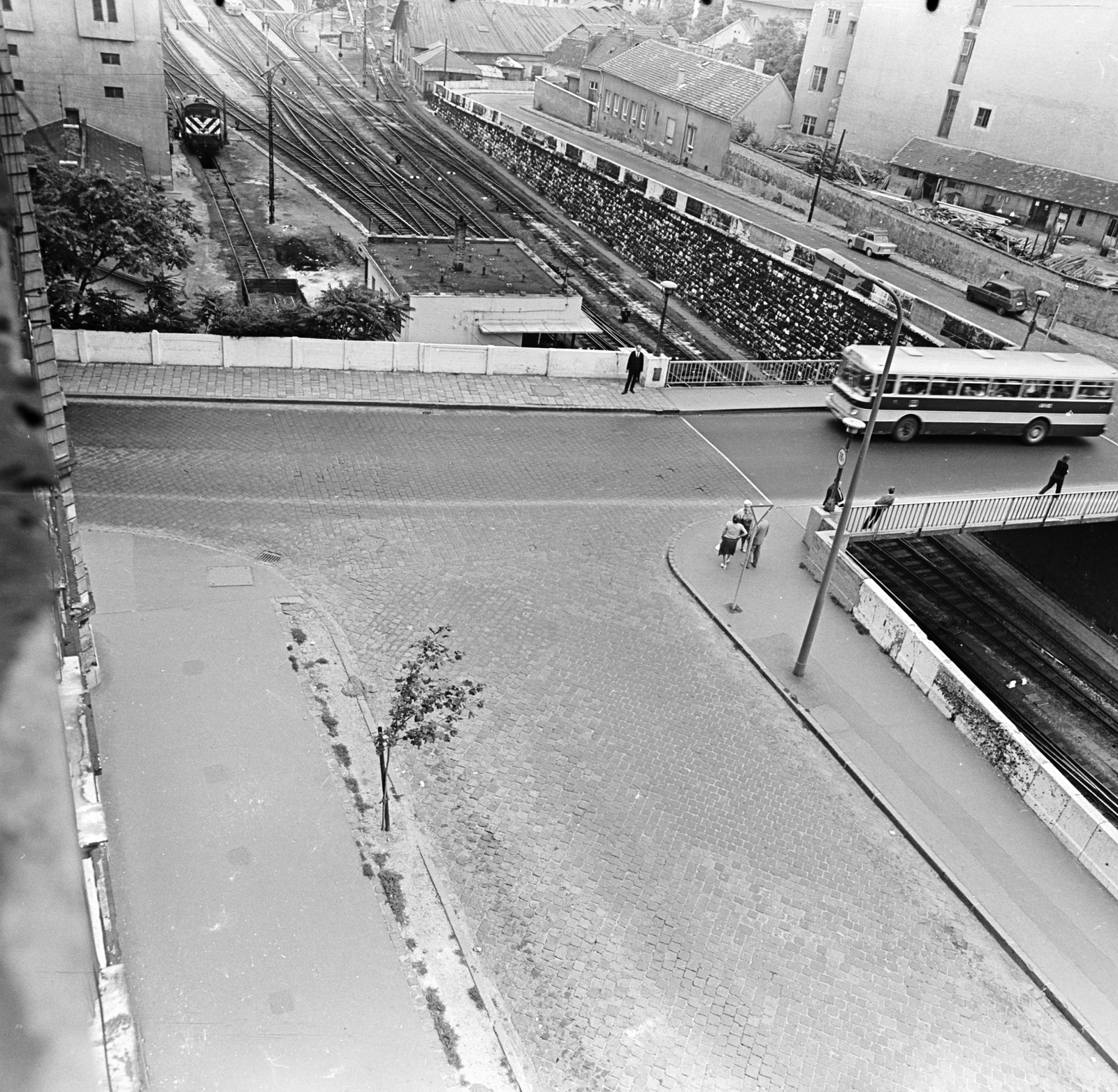 Magyarország, Budapest XII., kilátás a Márvány utca - Győri út sarkán álló házból a déli vasút feletti híd felé., 1972, FŐMTERV, Domonkos Endre, Budapest, Fortepan #253197