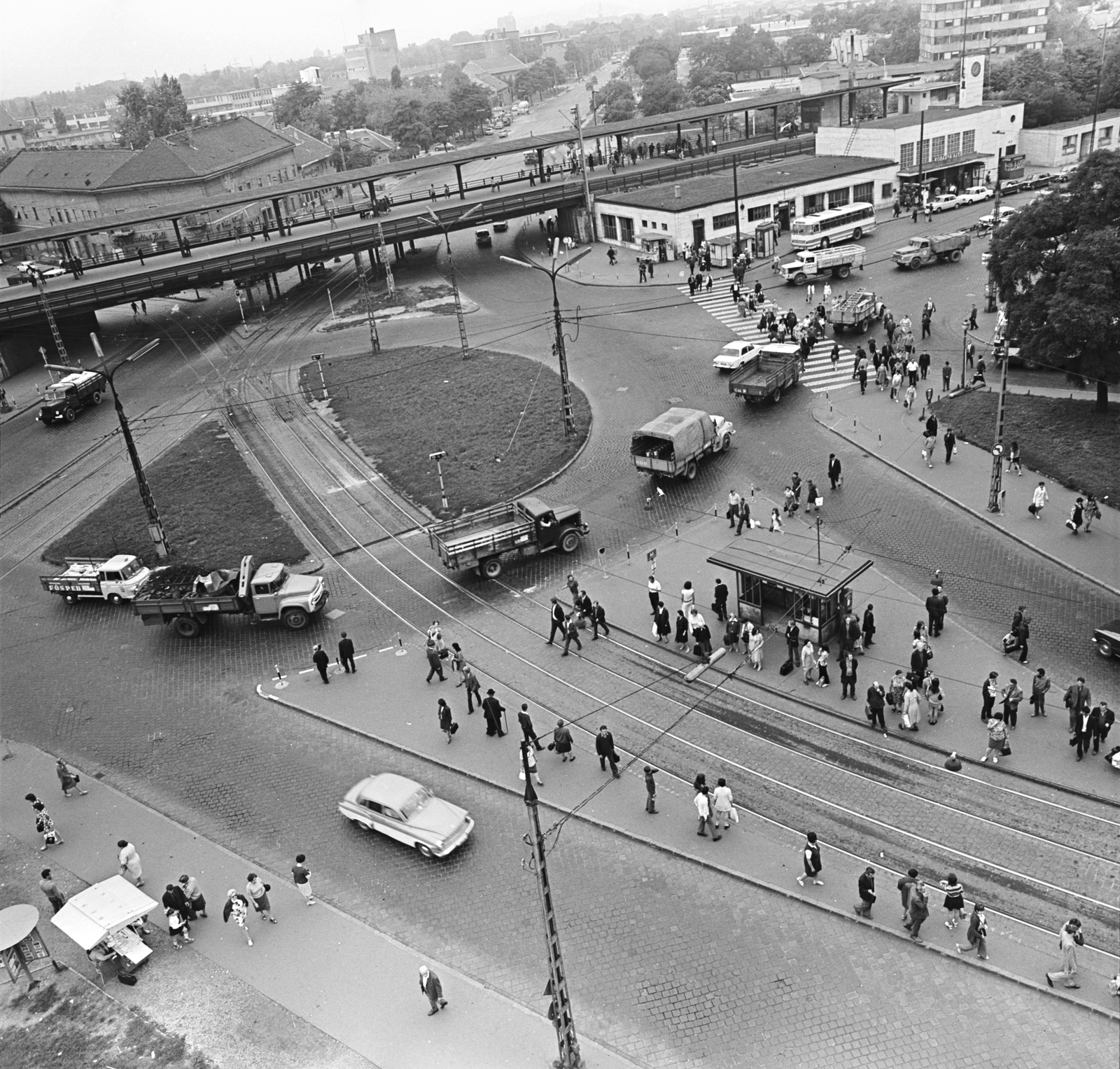 Magyarország, Budapest X., kilátás a Liget (Zalka Máté) térre, a Kőbánya alsó vasútállomás mögött a Köbányai út látható., 1972, FŐMTERV, Domonkos Endre, Budapest, Fortepan #253208