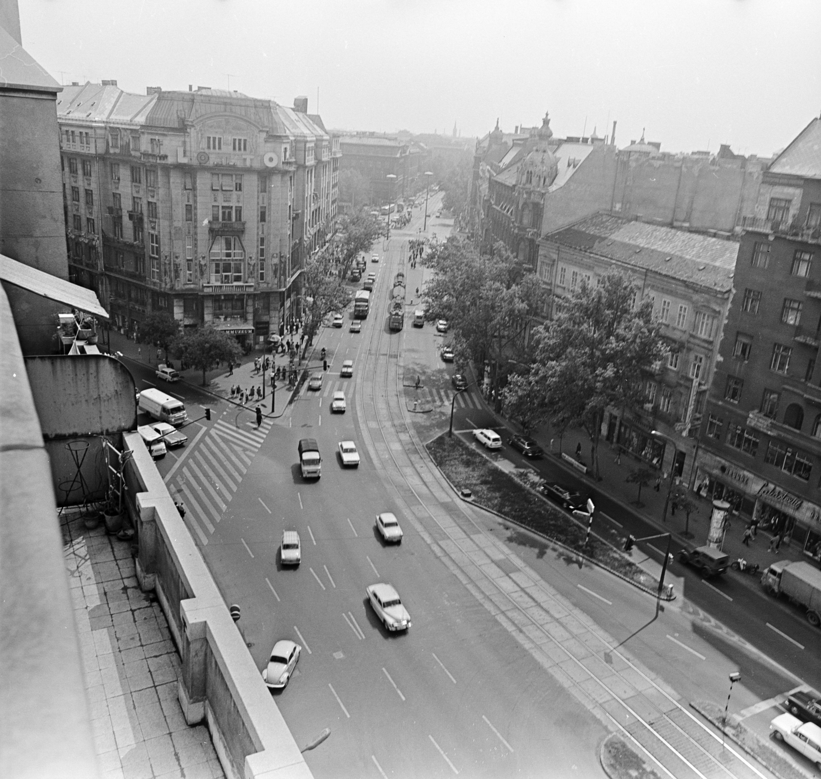 Magyarország, Budapest V.,Budapest VII., Károly (Tanács) körút az Astoria kerszteződés felé nézve. Balra a 3/a épületben a Filmmúzeum., 1972, FŐMTERV, Domonkos Endre, Budapest, Fortepan #253222