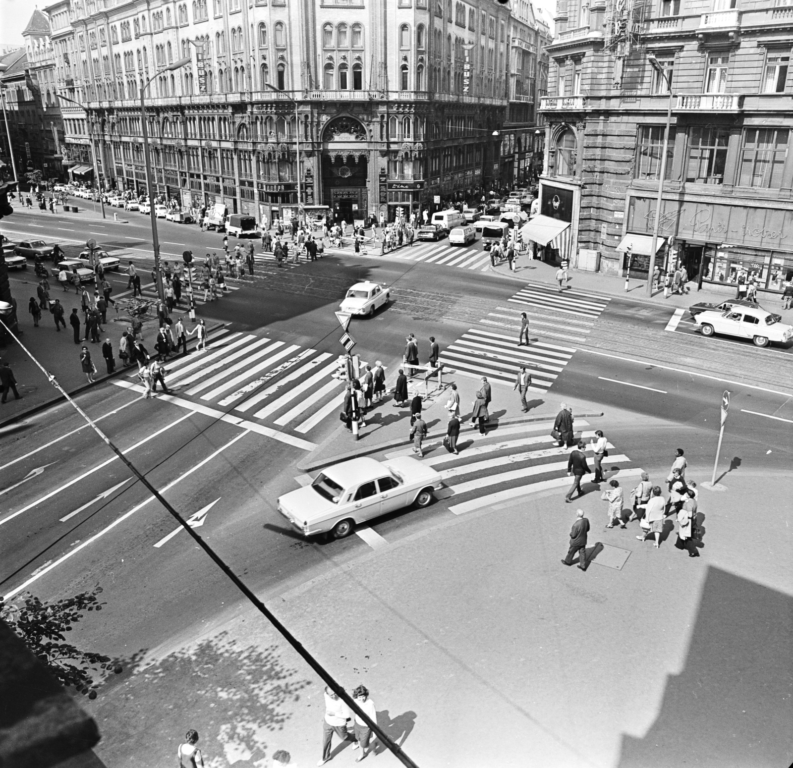 Magyarország, Budapest V., Ferenciek tere (Károlyi Mihály utca), szemben a Ferenciek tere (Felszabadulás tér) - Petőfi Sándor utca sarkánál a Párizsi udvar épülete., 1972, FŐMTERV, Domonkos Endre, Budapest, gyalogátkelő, Fortepan #253224