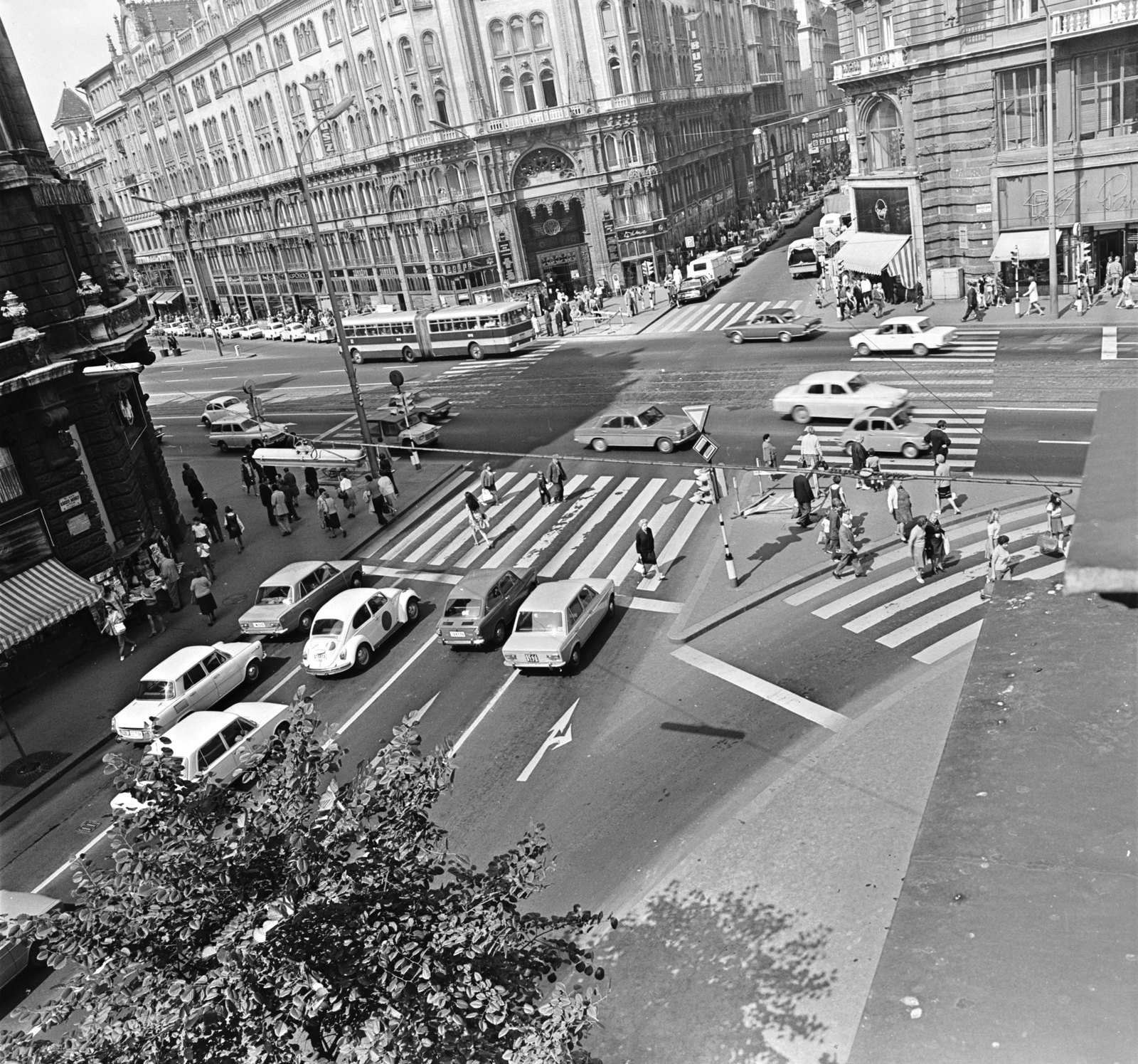Magyarország, Budapest V., Ferenciek tere (Károlyi Mihály utca), szemben a Ferenciek tere (Felszabadulás tér) - Petőfi Sándor utca sarkánál a Párizsi udvar épülete., 1972, FŐMTERV, Domonkos Endre, Budapest, Fortepan #253225