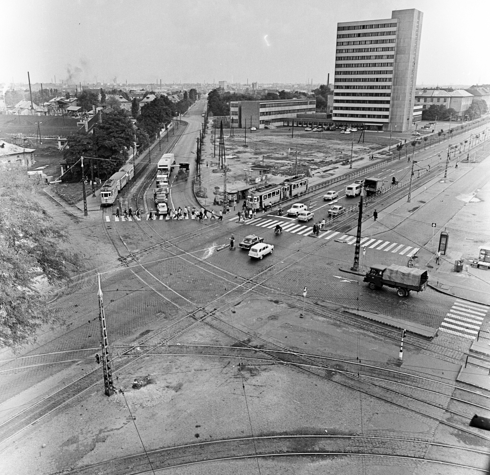 Magyarország, Budapest IX.,Budapest X., átlósan az Üllői út, szemben a túloldalon a Ceglédi út, jobbra lent az Ecseri út torkolata. Távolabb a Postás munkásszálló (később hotel)., 1972, FŐMTERV, Domonkos Endre, Budapest, gyalogátkelő, Fortepan #253230