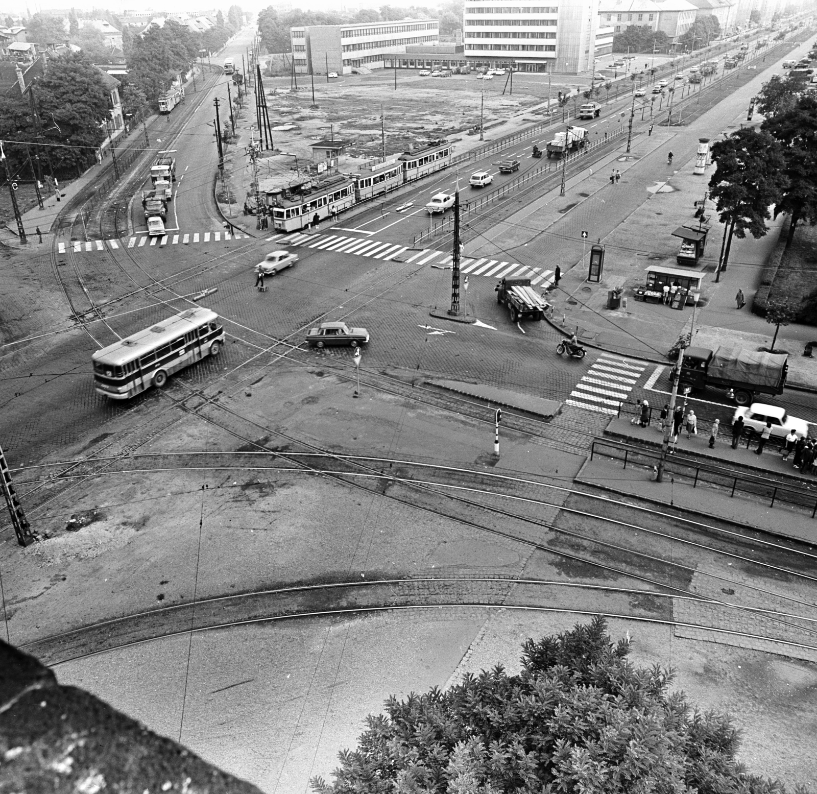 Hungary, Budapest IX.,Budapest X., átlósan az Üllői út, szemben a túloldalon a Ceglédi út, jobbra lent az Ecseri út torkolata. Távolabb a Postás munkásszálló (később hotel)., 1972, FŐMTERV, Budapest, crosswalk, Fortepan #253231