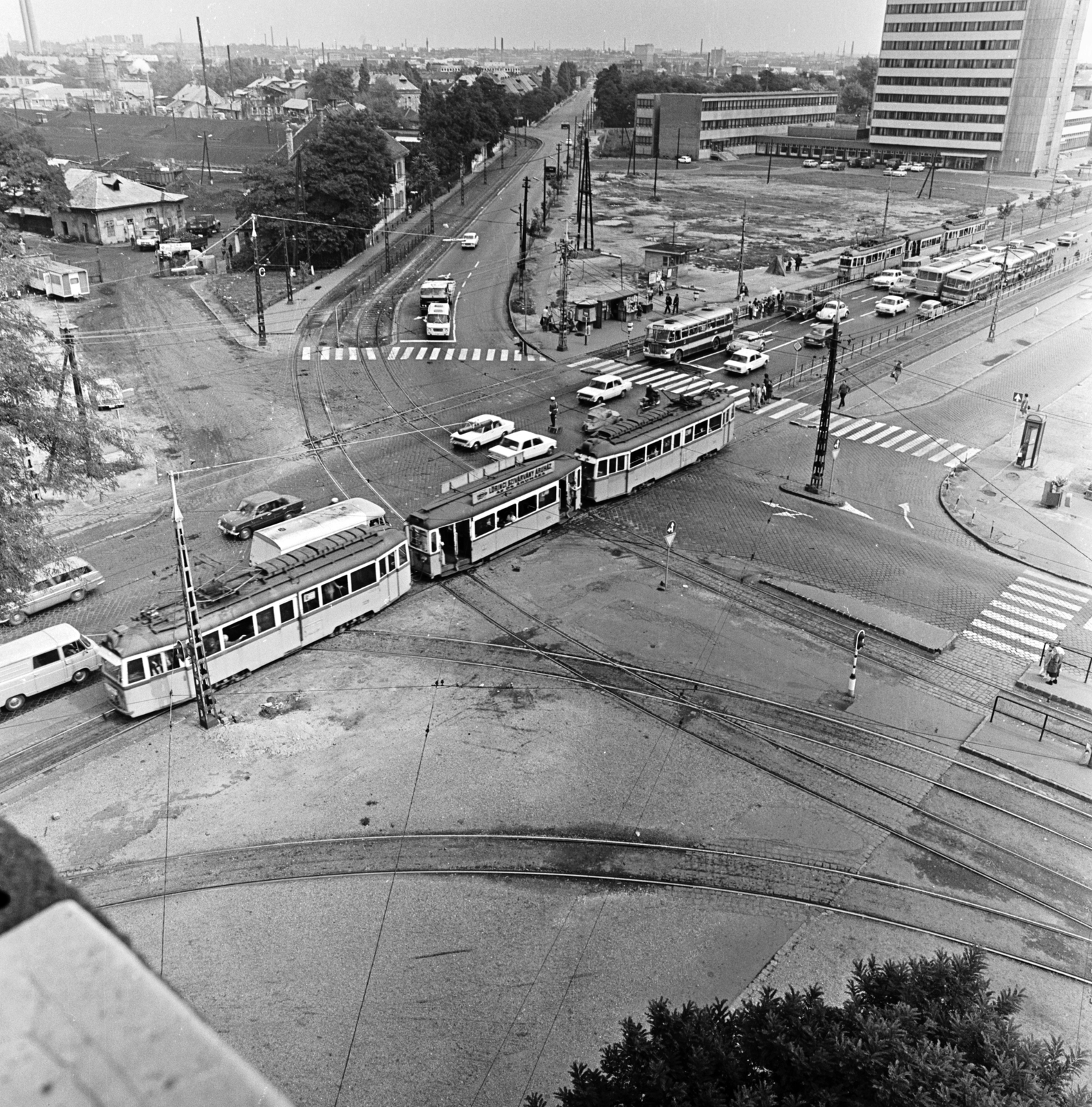 Magyarország, Budapest IX.,Budapest X., átlósan az Üllői út, szemben a túloldalon a Ceglédi út, jobbra lent az Ecseri út torkolata. Távolabb a Postás munkásszálló (később hotel)., 1972, FŐMTERV, Domonkos Endre, Budapest, gyalogátkelő, villamos, villamos pótkocsi, Fortepan #253232