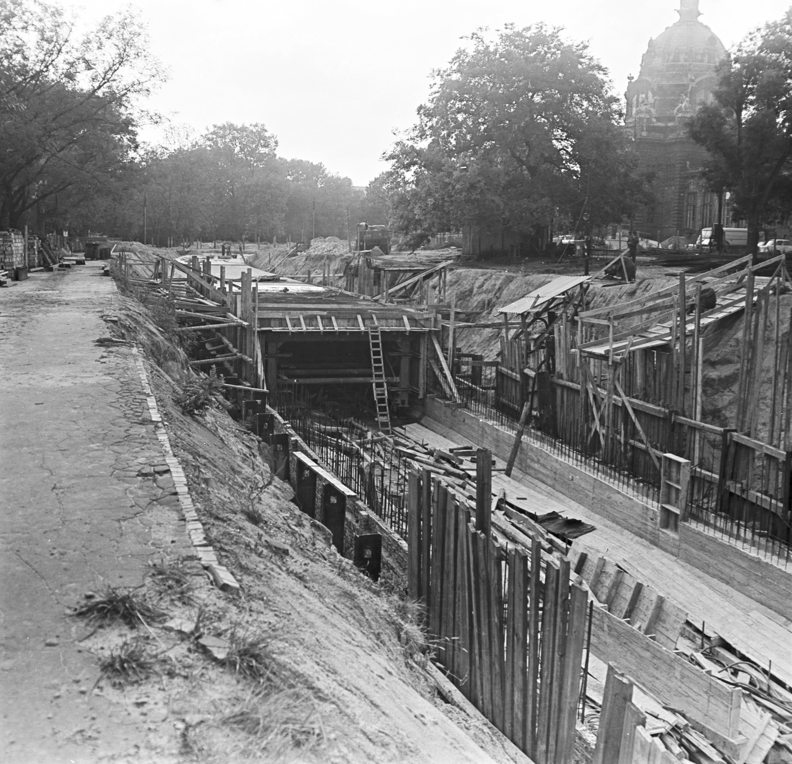 Magyarország, Városliget, Budapest XIV., a felvétel a Millenniumi Földalatti Vasút útvonalának meghosszabbításakor készült. Az kéreg alatti új alagút építése a Széchenyi Fürdő előtti parknál., 1972, FŐMTERV, Domonkos Endre, Budapest, Fortepan #253241