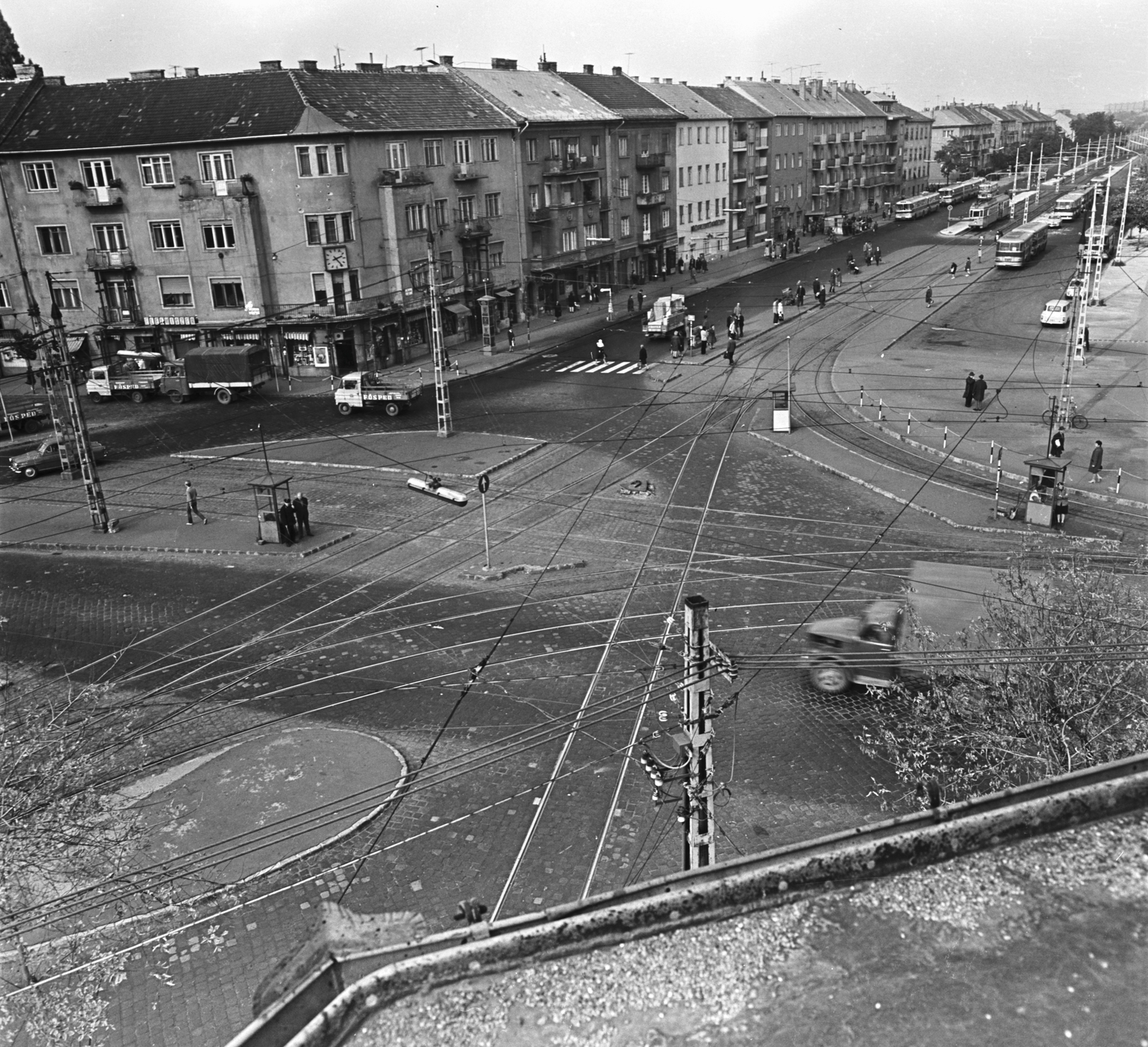 Magyarország, Budapest XIV., Bosnyák tér, kilátás a Zuglói villamos kocsiszín tetejéről., 1972, FŐMTERV, Domonkos Endre, Budapest, Fortepan #253244