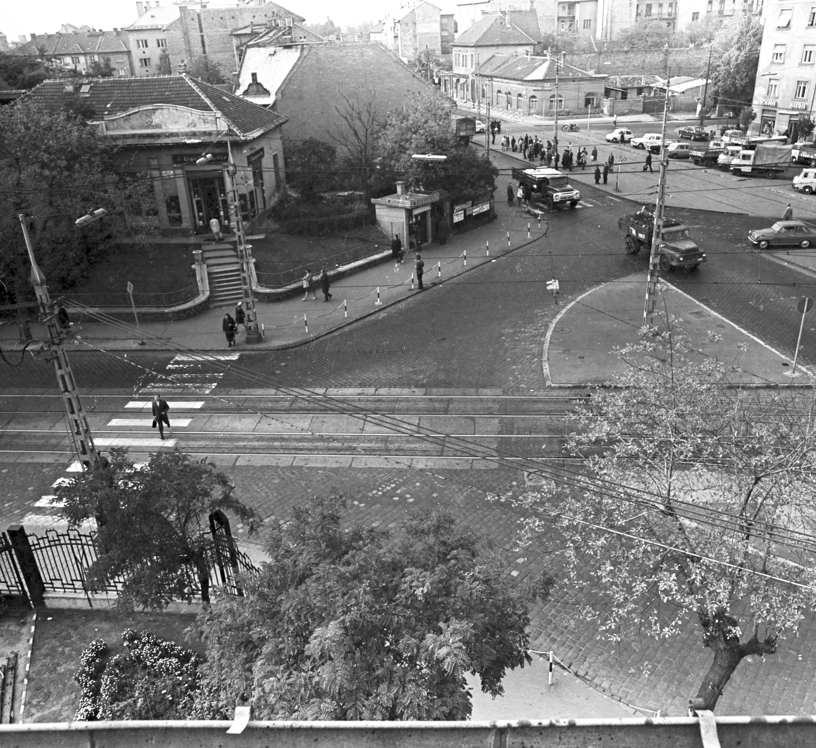 Magyarország, Budapest XIV., Thököly út - Bosnyák tér sarok, kilátás a Zuglói villamos kocsiszín tetejéről a Nagy Lajos király útja felé., 1972, FŐMTERV, Domonkos Endre, Budapest, gyalogátkelő, Fortepan #253245