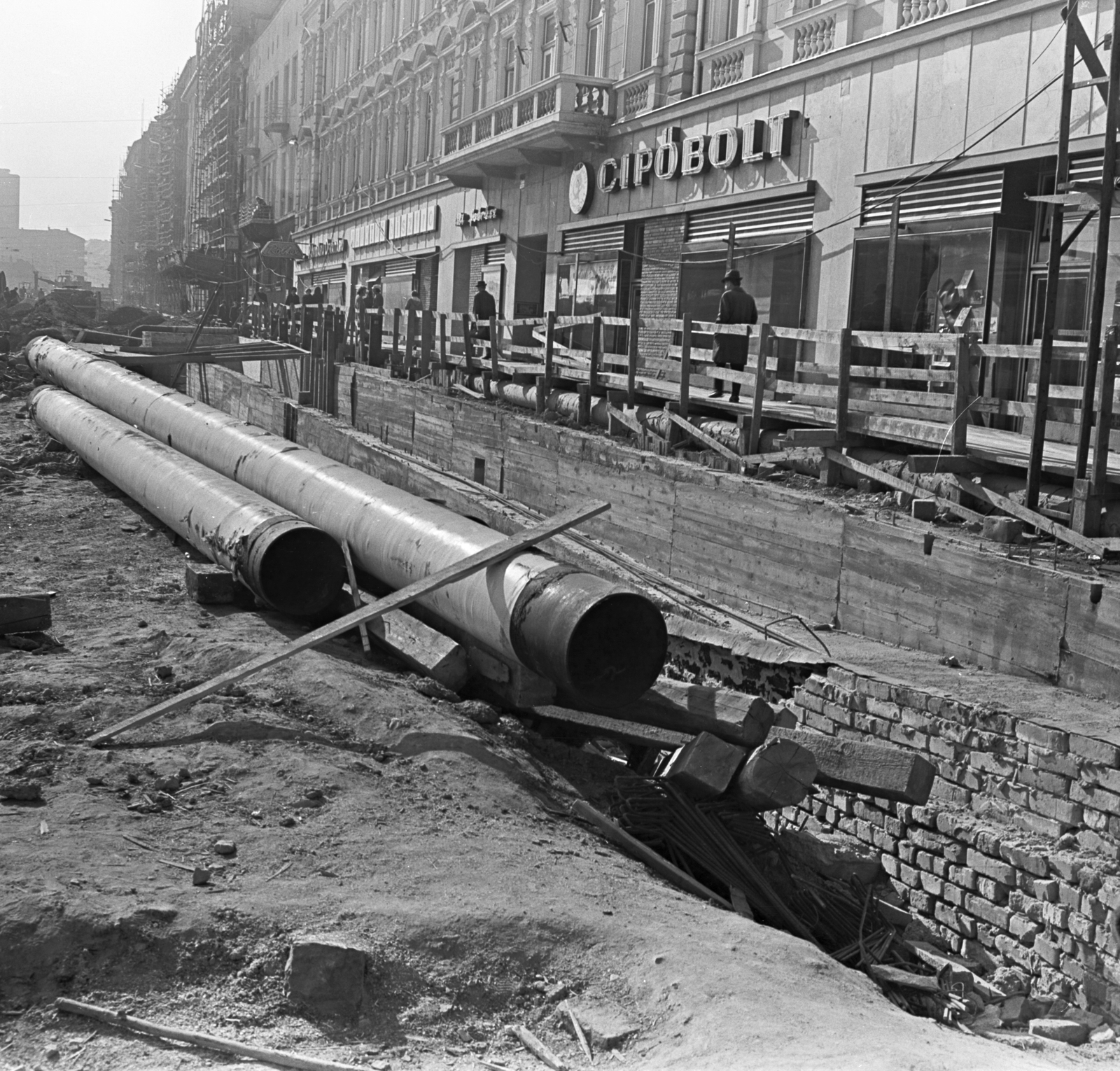 Magyarország, Budapest XII., Alkotás utca, a Déli pályaudvarhoz vezető aluljáró rámpájának építése, jobbra az 1/a számú ház., 1972, FŐMTERV, Domonkos Endre, cipőbolt, Budapest, Fortepan #253250