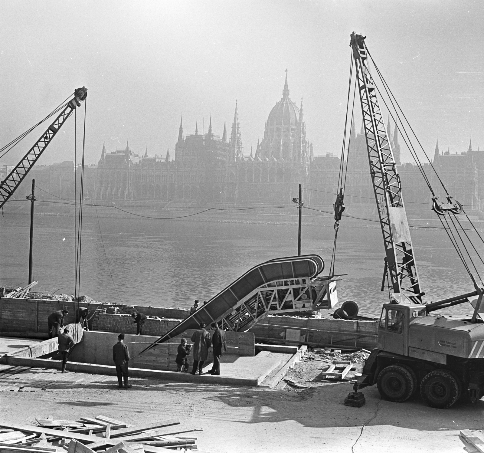 Magyarország, Budapest I., a Batthyány téri aluljáró építése, mozgólépcső beemelése a Duna-partnál., 1972, FŐMTERV, Domonkos Endre, mozgólépcső, Budapest, Best of, Fortepan #253253