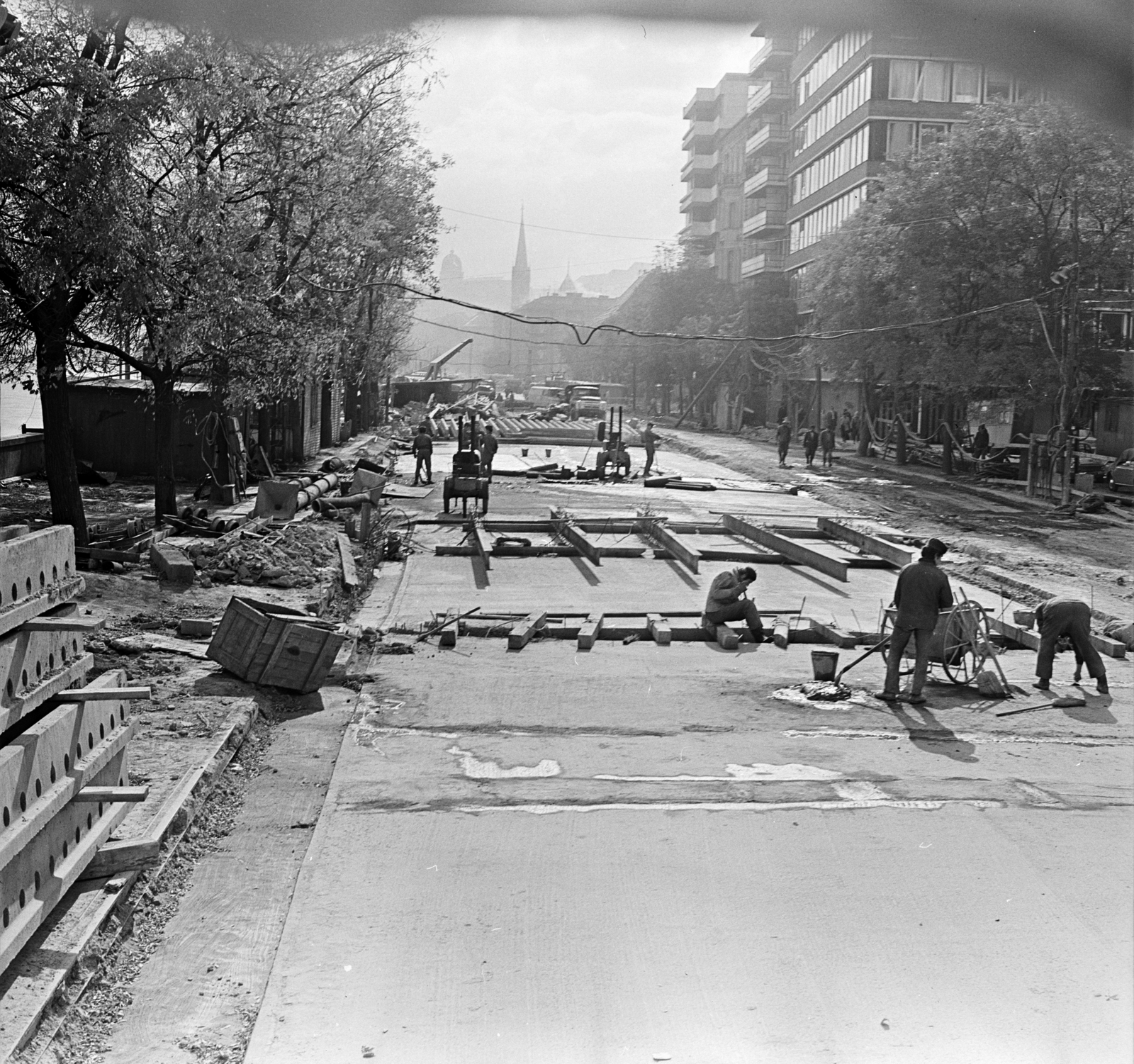 Magyarország, Budapest I.,Budapest II., Bem rakpart a Vitéz utcától a Batthyány tér felé nézve, az alagút födémének és az útpálya építése, a szentendrei HÉV Batthyány térre történő bevezetésekor., 1972, FŐMTERV, Domonkos Endre, Budapest, Fortepan #253254