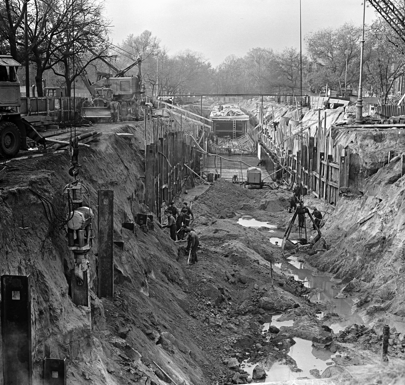 Magyarország, Városliget, Budapest XIV., a felvétel a Millenniumi Földalatti Vasút útvonalának meghosszabbításakor készült. A kéreg alatti új alagút építése a Kós Károly sétány (Városligeti Népköztársaság útja) mellett., 1972, FŐMTERV, Domonkos Endre, Budapest, Fortepan #253255