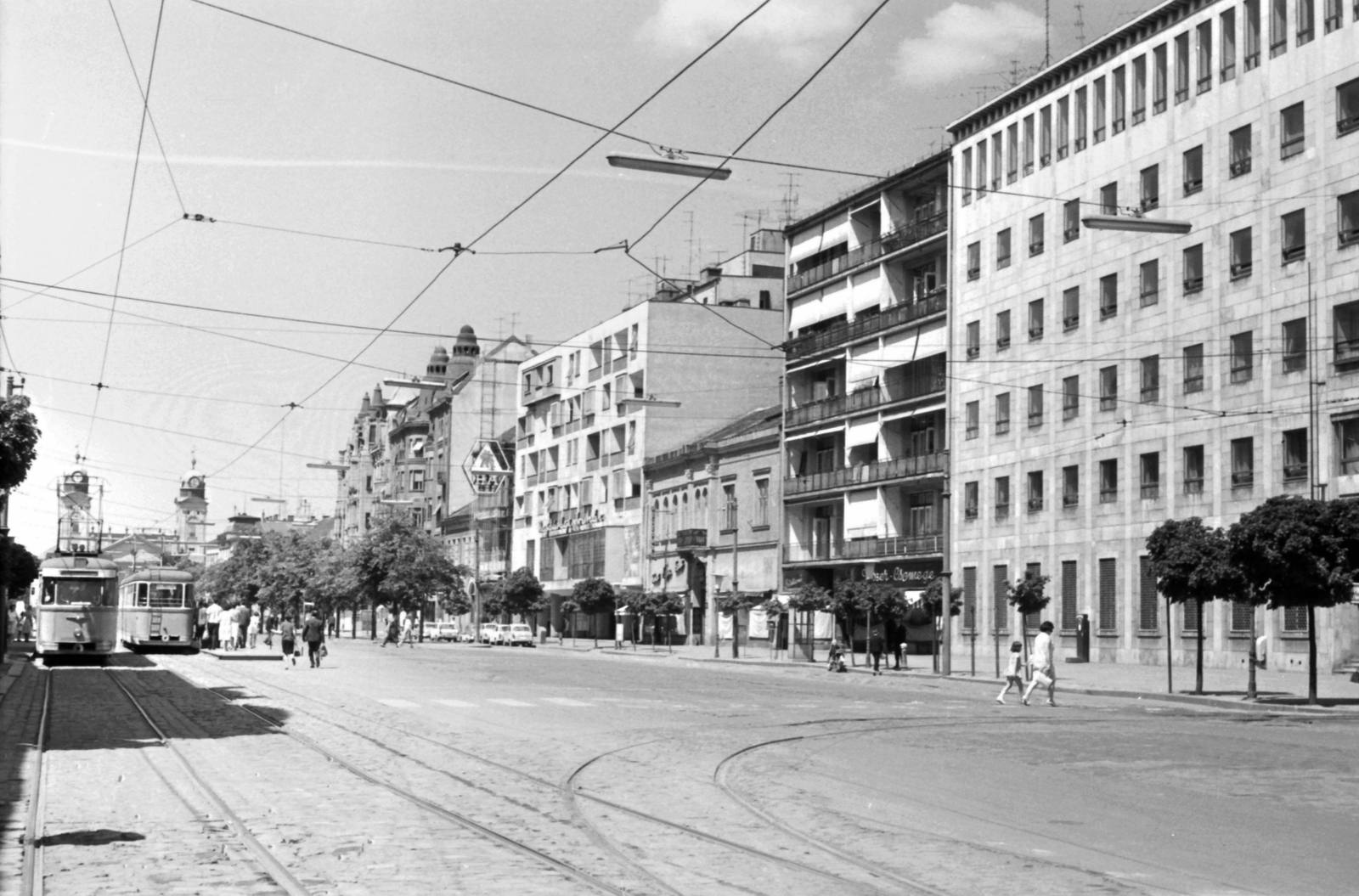 Hungary, Debrecen, Piac utca (Vörös Hadsereg útja)., 1966, Szánthó Zoltán, street view, genre painting, tram, tram stop, neon lights, Bengali tramway, Fortepan #25326
