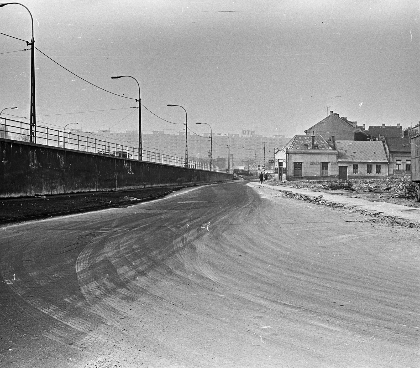 Magyarország, Budapest III., Tavasz utca, balra az Árpád-híd rámpája, a távolban a Szőlő utcai sávház (Faluház)., 1972, FŐMTERV, Domonkos Endre, Budapest, Fortepan #253260