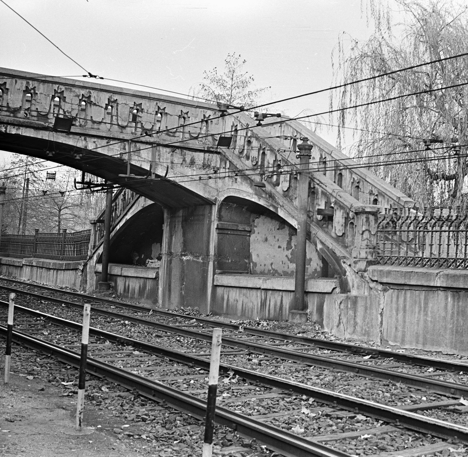 Hungary, Budapest XIV., Millenniumi Földalatti Vasút mára megszűnt felszíni szakasza az Állatkerti körútnál, felette a vasbeton gyalogoshíd., 1972, FŐMTERV, Budapest, Fortepan #253262