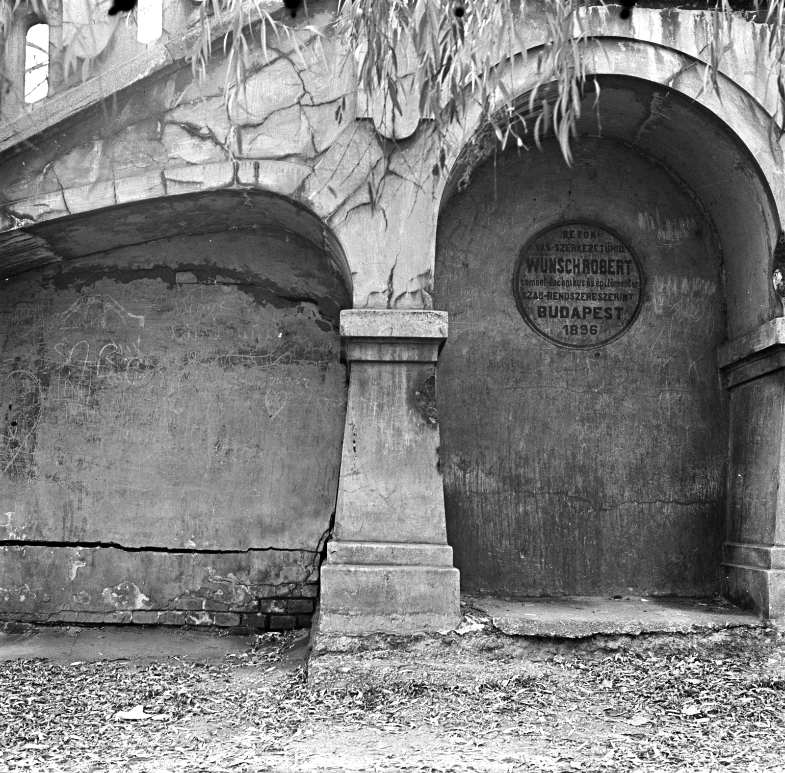 Magyarország, Városliget, Budapest XIV., a Millenniumi Földalatti Vasút mára megszűnt felszíni szakasza felett átvezető vasbeton gyalogoshíd és emléktáblája., 1972, FŐMTERV, Domonkos Endre, Budapest, Fortepan #253263