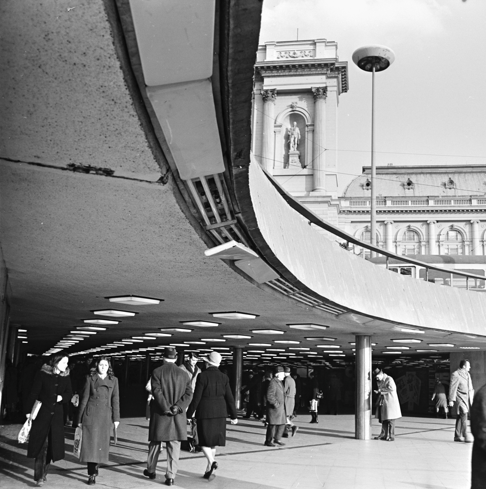 Magyarország, Budapest VIII., Baross tér, aluljáró, háttérben a Keleti pályaudvar., 1972, FŐMTERV, Domonkos Endre, Budapest, Fortepan #253265