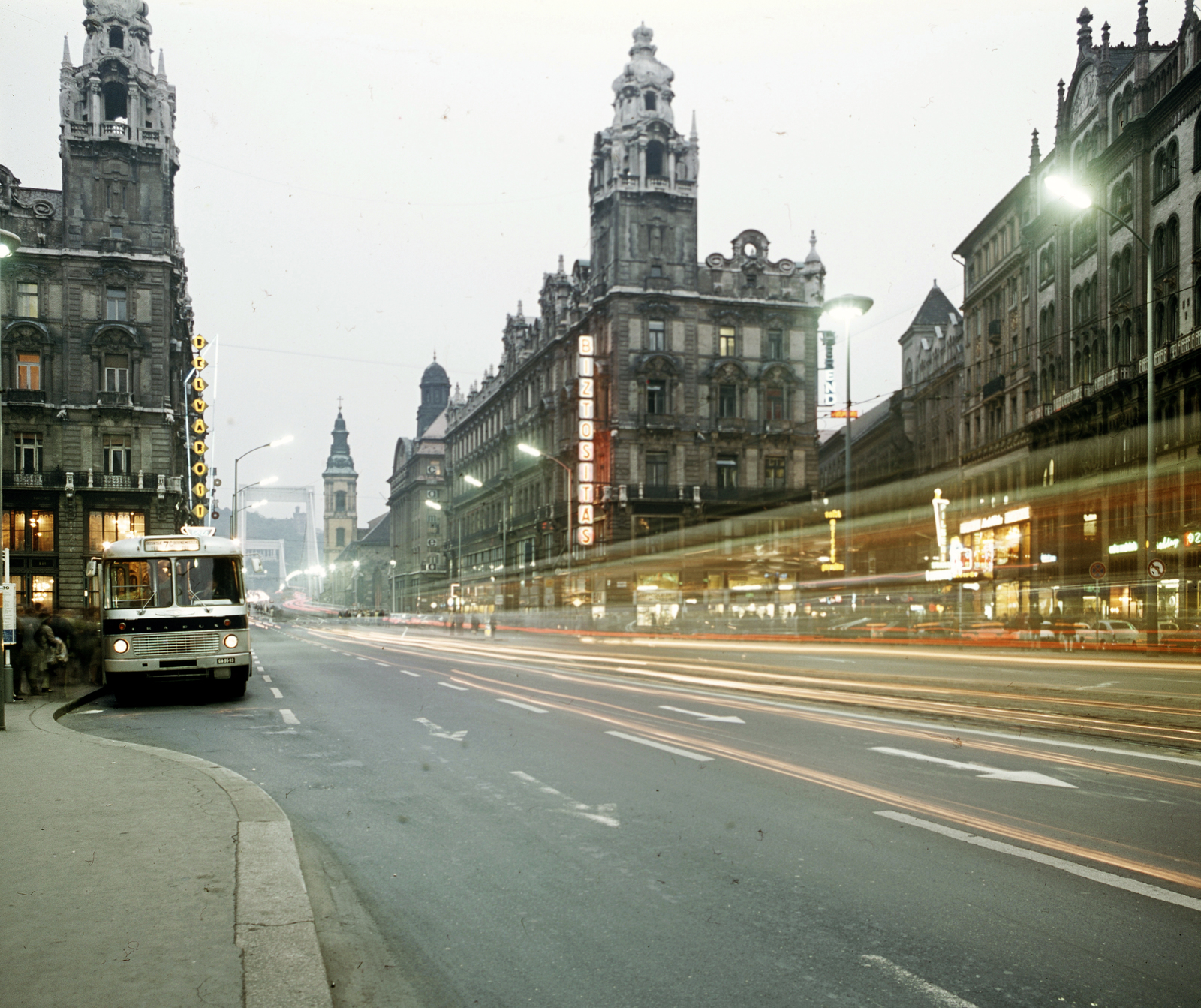 Hungary, Budapest V., Ferenciek tere (Felszabadulás tér) a Szabad sajtó út felé nézve. Háttérben az Erzsébet híd., 1972, FŐMTERV, Budapest, Fortepan #253269