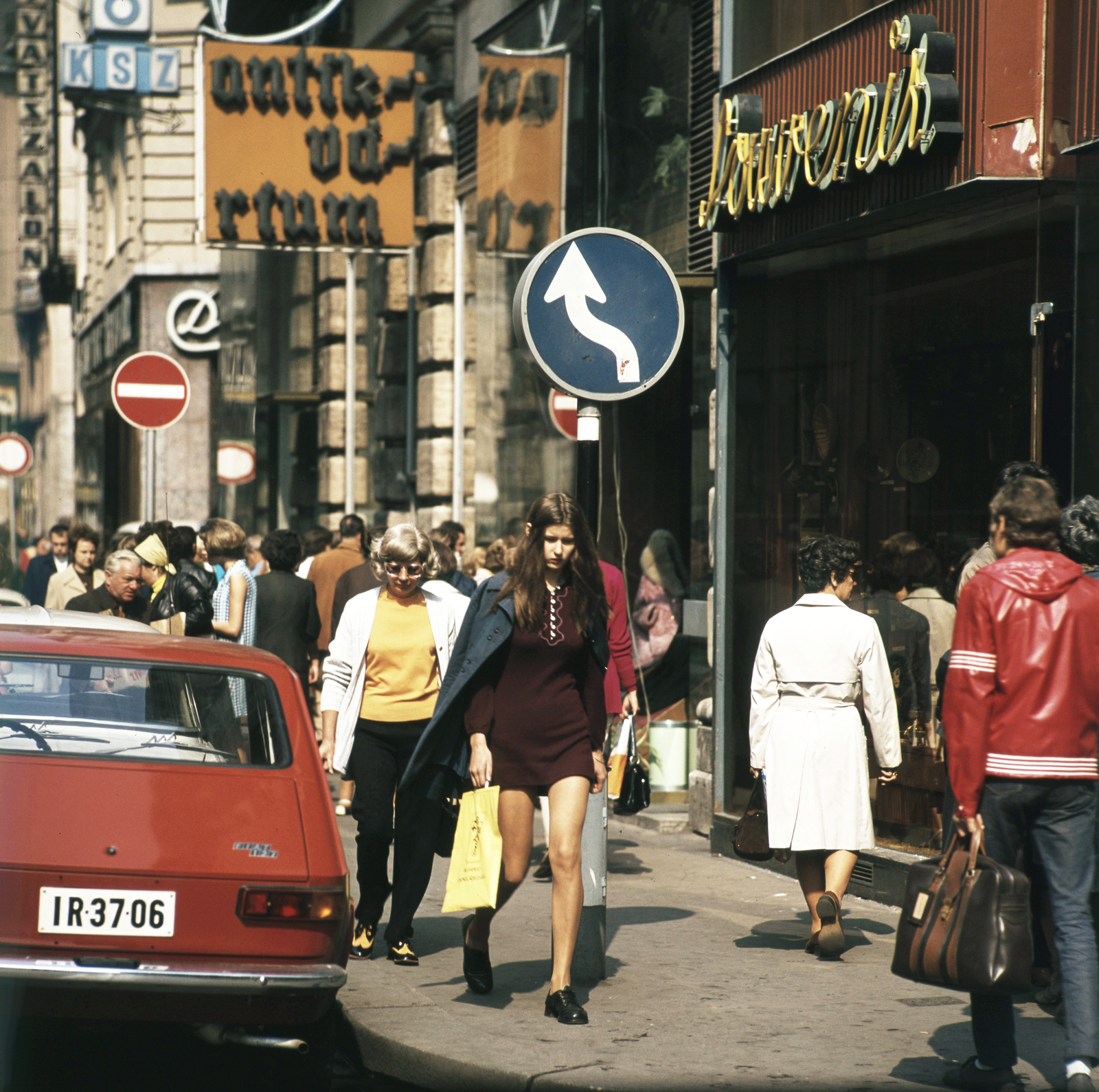 Magyarország, Budapest V., a Váci utca Haris köz - Párizsi (Párisi) utca közötti szakasza., 1972, FŐMTERV, Domonkos Endre, Fiat-márka, rendszám, Budapest, színes, Fortepan #253270