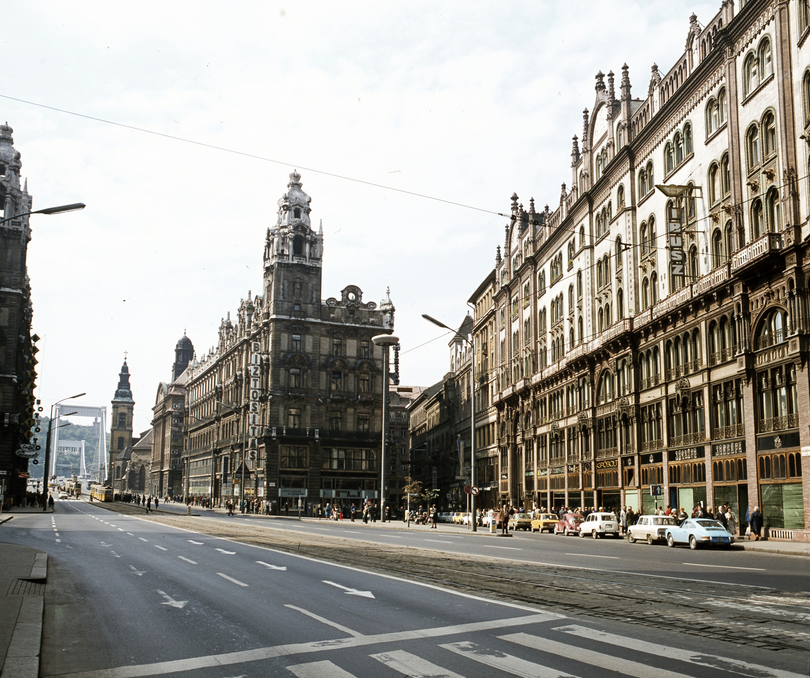 Hungary, Budapest V., Ferenciek tere (Felszabadulás tér) a Szabad sajtó út felé nézve. Háttérben az Erzsébet híd., 1972, FŐMTERV, Budapest, Fortepan #253274