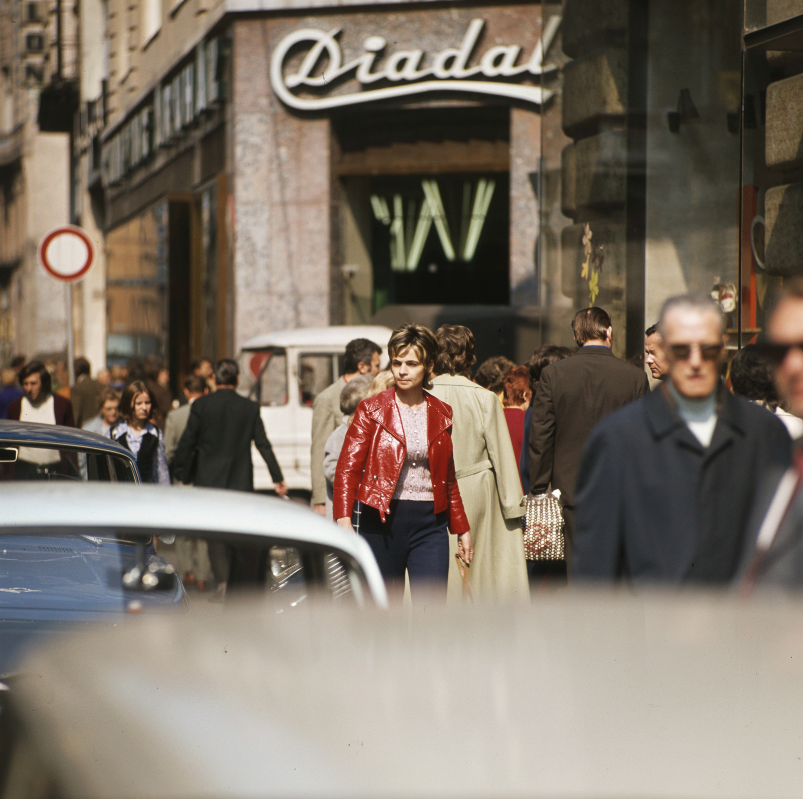 Magyarország, Budapest V., Váci utca, jobbra a Párizsi (Párisi) utca torkolata., 1972, FŐMTERV, Domonkos Endre, Budapest, színes, Fortepan #253276