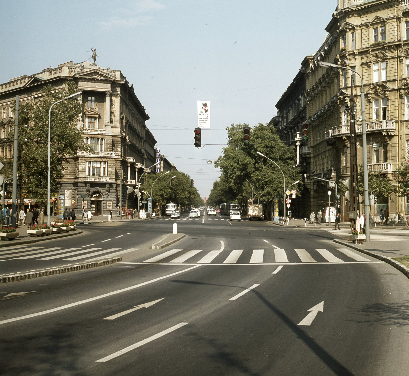 Magyarország, Budapest V.,Budapest VI., a József Attila utca torkolata a Bajcsy-Zsilinszky útnál, szemben.az Andrássy út (Népköztársaság útja)., 1972, FŐMTERV, Domonkos Endre, Budapest, Fortepan #253277