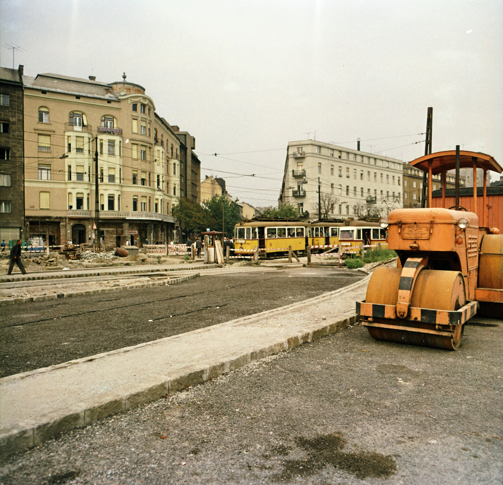 Magyarország, Budapest XII., Krisztina körút - Alkotás utca kereszteződése a Magyar Jakobinusok terénél. A villamos mögött a Maros utca., 1972, FŐMTERV, Domonkos Endre, Budapest, Fortepan #253285