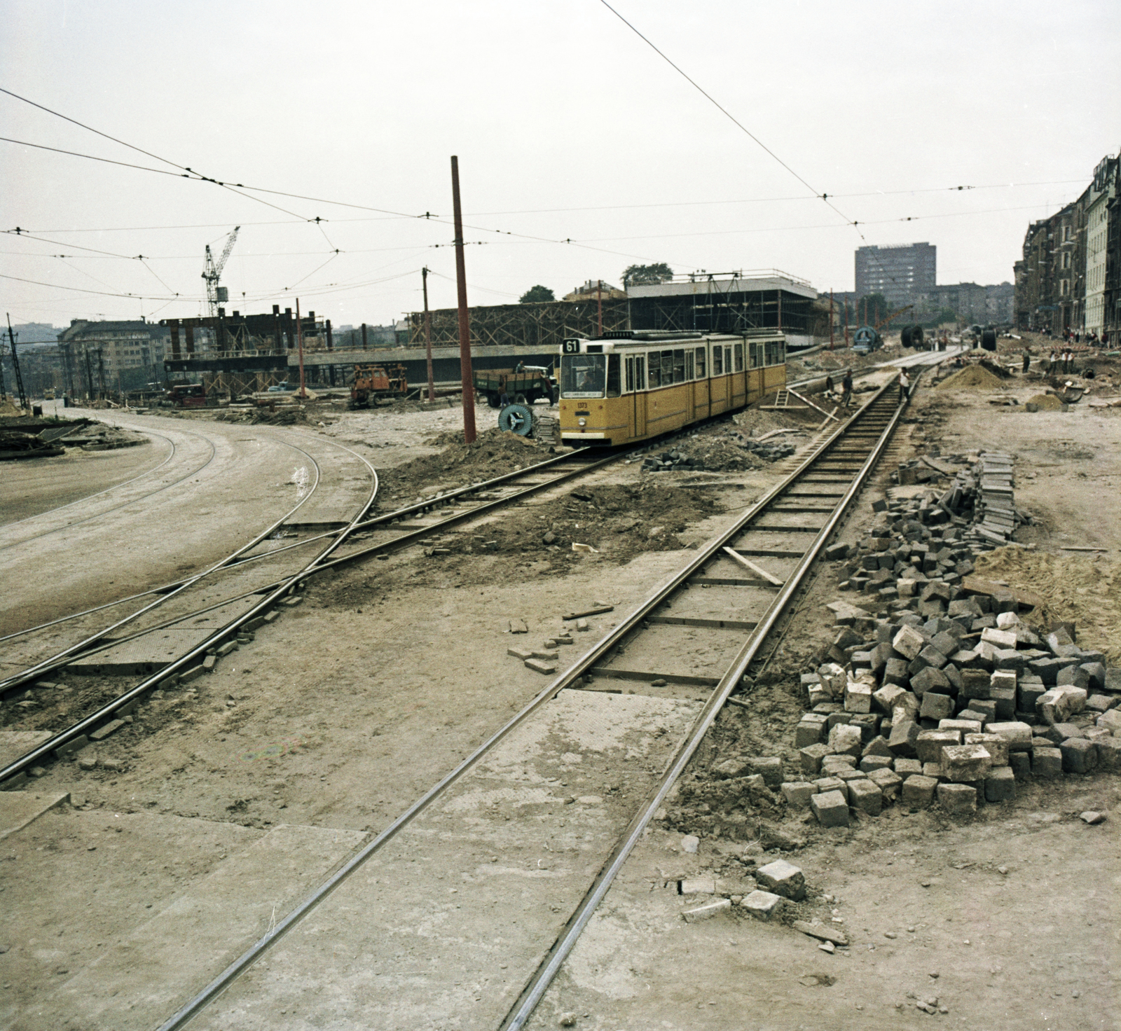 Hungary, Budapest XII.,Budapest I., Krisztina körút - Alkotás utca kereszteződése a Magyar Jakobinusok tere felől nézve, háttérben az átépítés alatt álló Déli pályaudvar., 1972, FŐMTERV, Budapest, Fortepan #253286