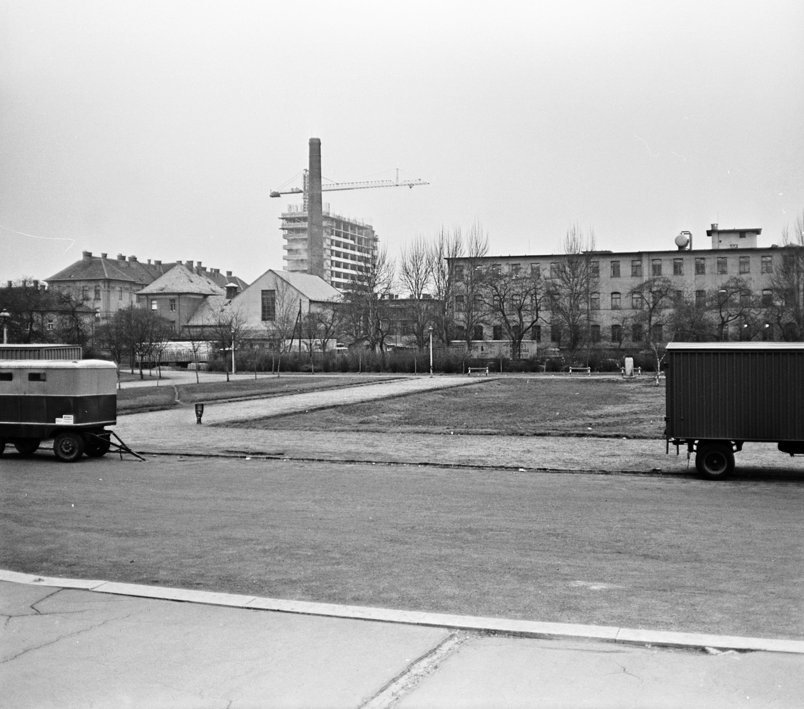 Magyarország, Budapest VIII., a Magyarok Nagyasszonya (Rezső) tér a Magyarok Nagyasszonya-templom előtt. Balra a háttérben a SOTE (később Semmelweis Egyetem) Elméleti Tömbjének építkezése, jobbra a Szenes Iván (Rezső) térnél a Május 1 Ruhagyár épülete., 1972, FŐMTERV, Domonkos Endre, Budapest, Fortepan #253292