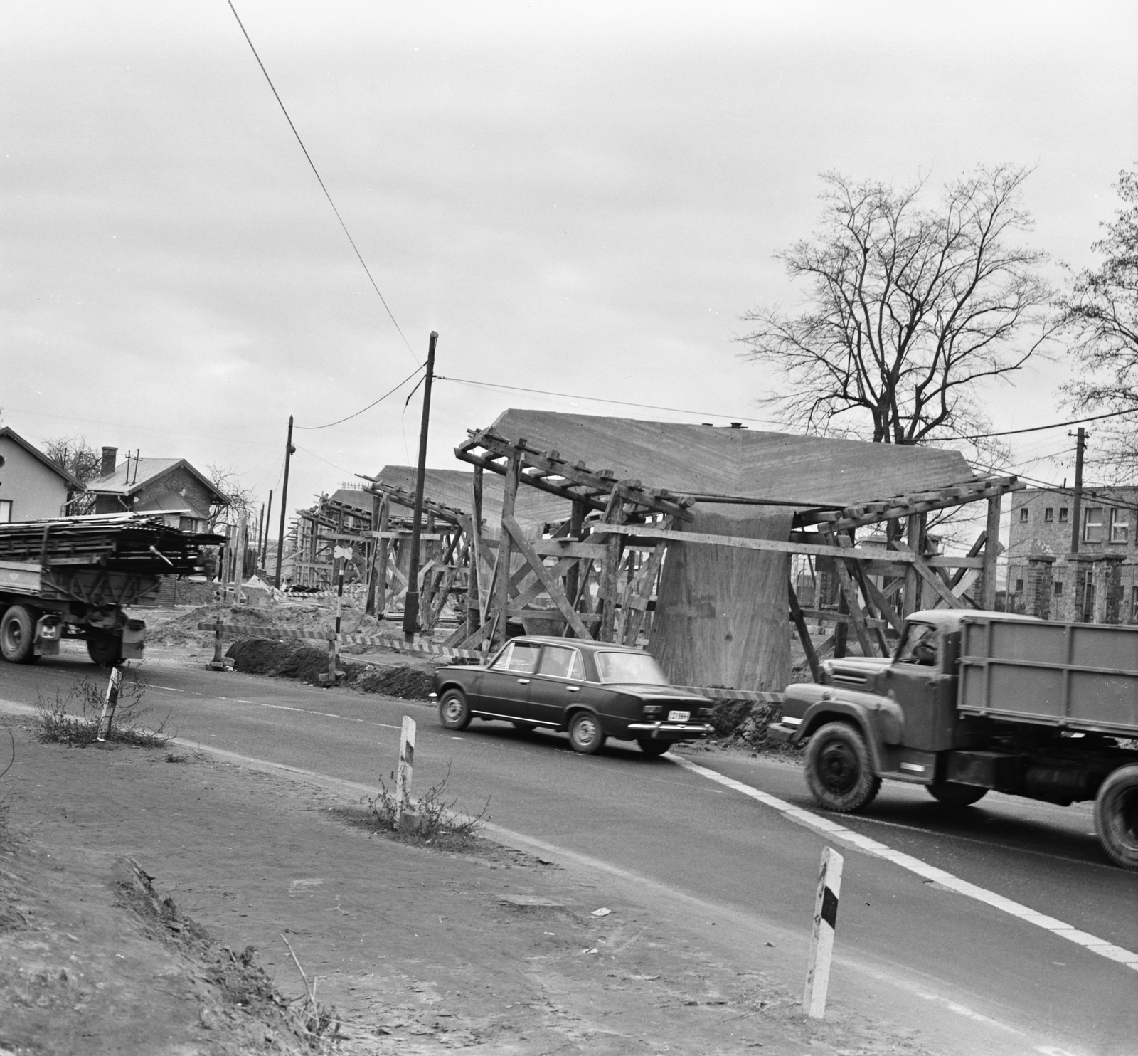 Magyarország, Budapest XXIII., vasúti átjáró a Grassalkovich út (Marx Károly utca) és az Ócsai út között a felüljáró építésekor., 1972, FŐMTERV, Domonkos Endre, Budapest, Fortepan #253296