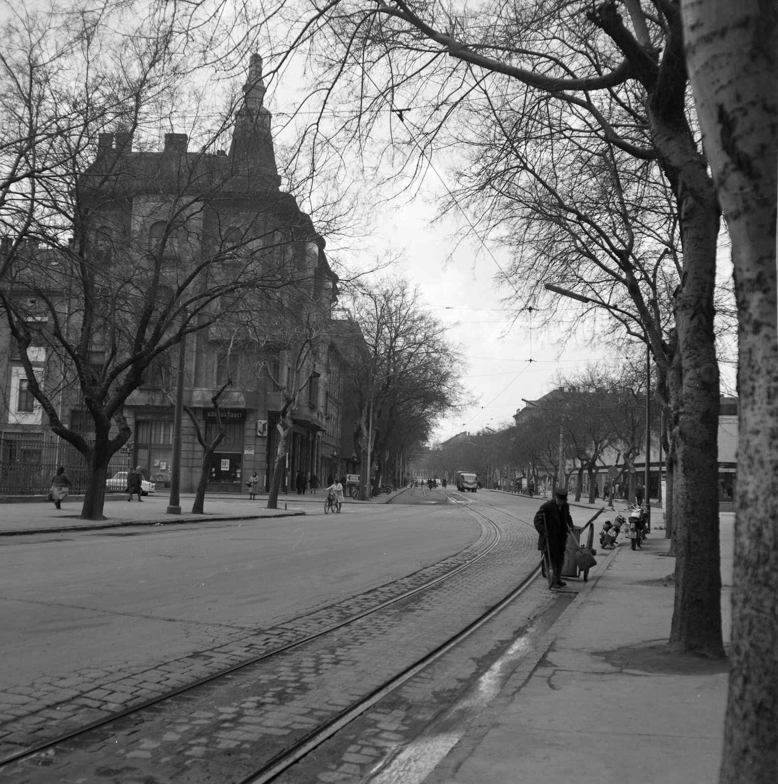 Magyarország, Szeged, a Tisza Lajos (Lenin) körút és a Kiss Ernő utca sarka a Postapalota elöl fotózva., 1969, UVATERV, kerékpár, forgalom, autóbusz, motorkerékpár, utcakép, utcaseprő, rendszám, sínpálya, Fortepan #2533