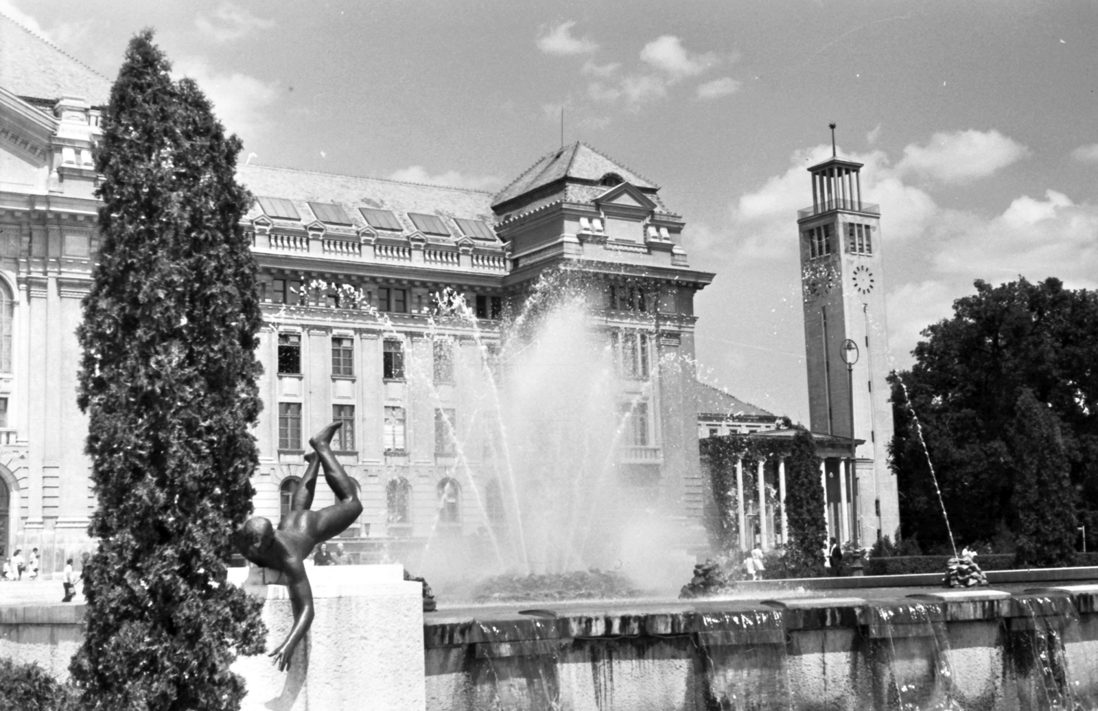 Hungary, Debrecen, Egyetem és az egyetemi templom. Várady Sándor: Vízbe nyúló fiú (1964)., 1966, Szánthó Zoltán, church, fountain, sculpture, university, church clock, eclectic architecture, Neo-Baroque-style, nude figure, József Boros-design, Fortepan #25330