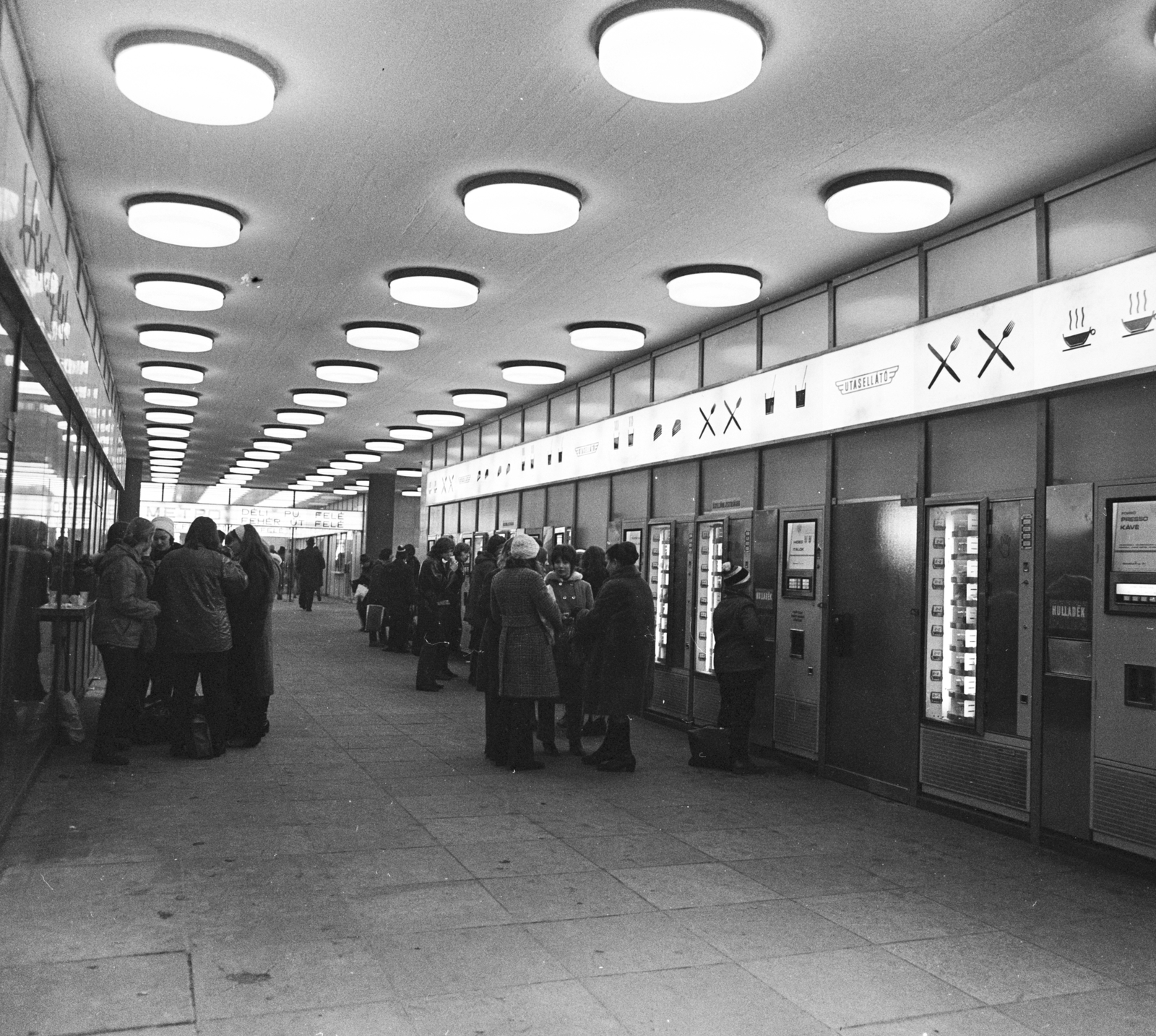 Hungary, Budapest I., Batthyány téri aluljáró, az Utasellátó Vállalat ital és étel automatája., 1972, FŐMTERV, Budapest, Fortepan #253309