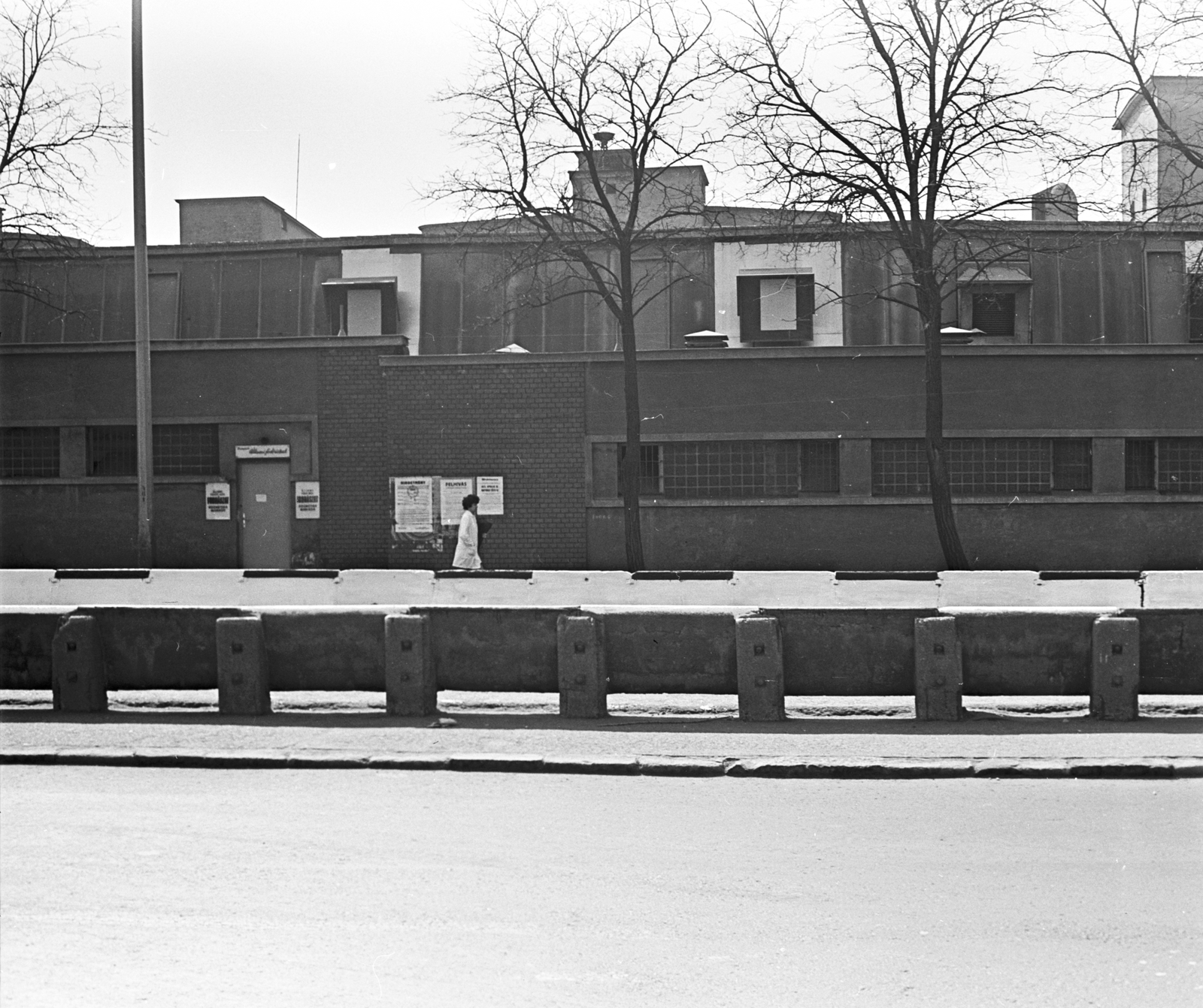 Hungary, Budapest XVIII., Gyömrői út, a betonkorlátok között a Ferihegyi repülőtérre vezető út, Háttérben a Lőrinci Fonó épülete., 1973, FŐMTERV, Budapest, Fortepan #253354